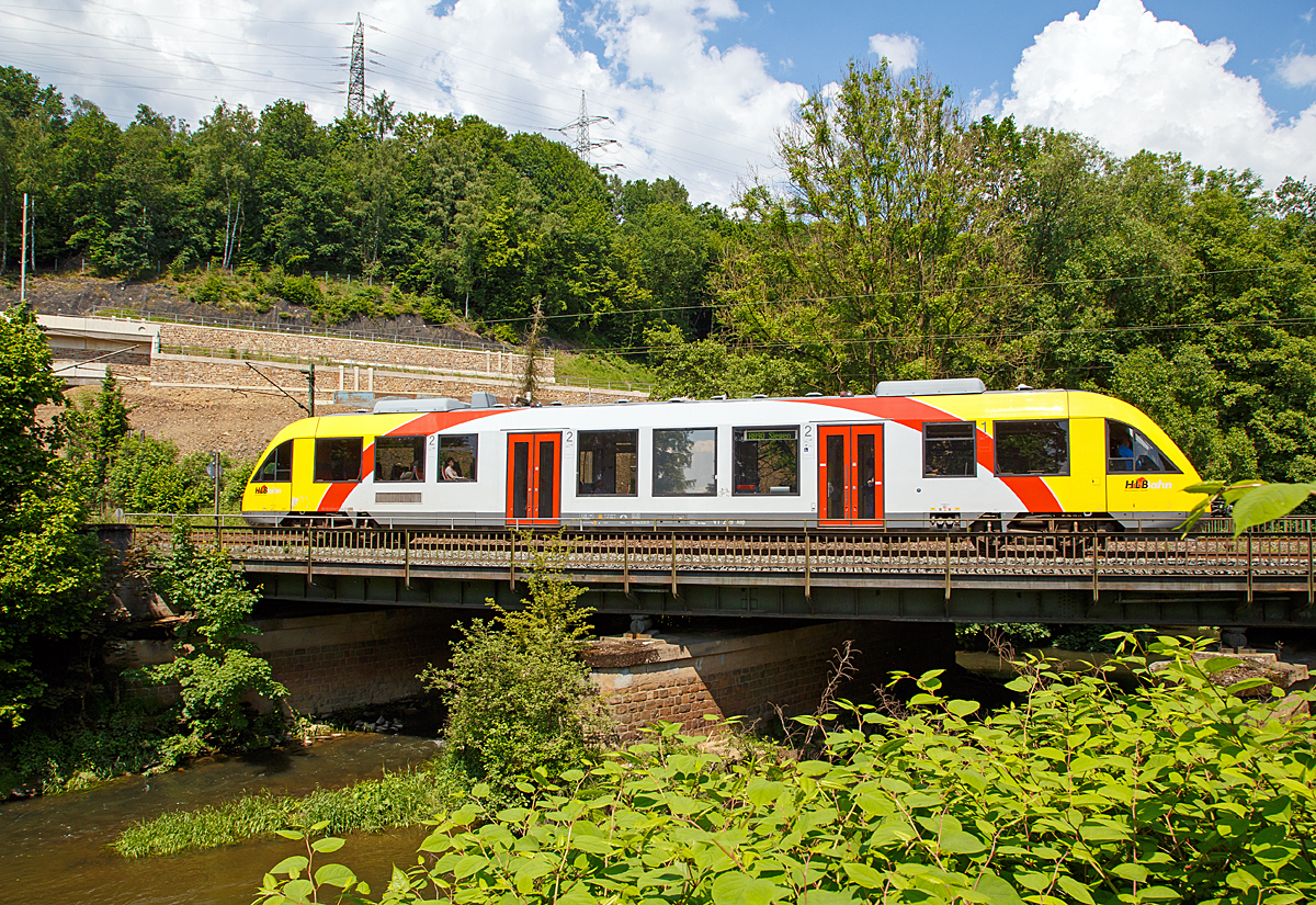 
Der VT 209 ABp (95 80 0640 109-4 D-HEB) ein Alstom Coradia LINT 27 der HLB (Hessische Landesbahn) erreicht nun bald (05.06.2016), als RB 90   Westerwald-Sieg-Bahn  (Westerburg - Altenkirchen - Au/Sieg) - Siegen), den Bahnhof Eiserfeld/Sieg, hier überquert gerade die Sieg. 