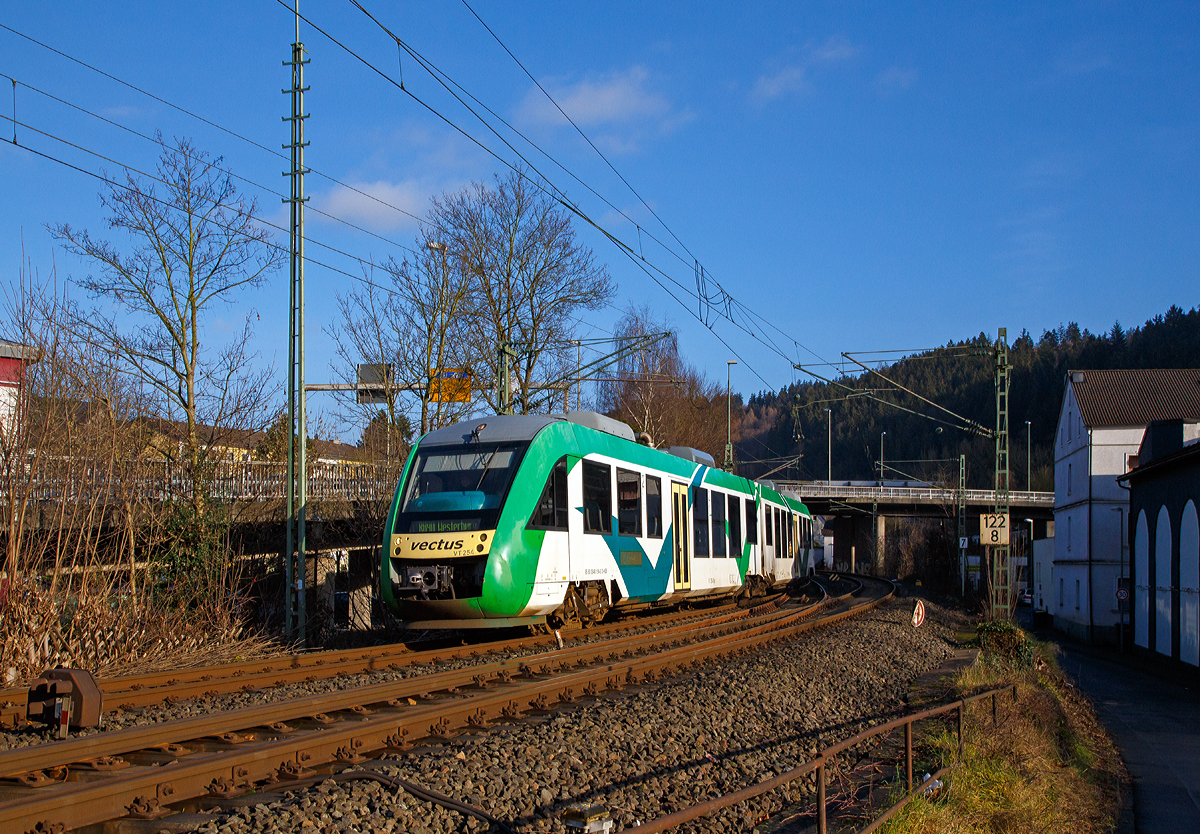 Der VT 254 (95 80 0648 154-2 D-HEB / 95 80 0648 654-1 D-HEB) ein Alstom Coradia LINT 41 der HLB (Hessische Landesbahn), ex Vectus VT 254, erreicht bald den Bahnhof Betzdorf/Sieg. 

Er f�hrt als RB 90  Westerwald-Sieg-Bahn   (Umlauf HLB61615) die Verbindung Siegen - Betzdorf/Sieg - Au/Sieg - Altenkirchen - Westerburg. Mit dem Fahrplanwechsel zum 13.12.2015 ist diese neu, aus RB 90  Oberwesterwaldbahn  wurde nun die  Westerwald-Sieg-Bahn  , das hei�t die Verbindung wurde nun durchg�ngig. Teilweise von Limburg an der Lahn bis Kreuztal.