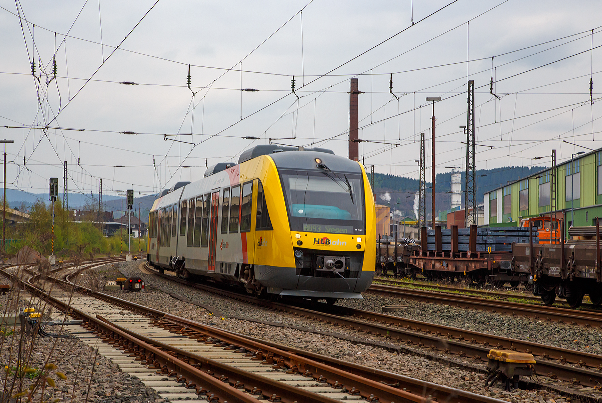 
Der VT 254 (95 80 0648 154-2 D-HEB / 95 80 0648 654-1 D-HEB) ein Alstom Coradia LINT 41 der HLB (Hessische Landesbahn) fährt am 14.042017 von Siegen-Geisweid, als RB 93  Rothaarbahn  (Bad Berleburg - Kreuztal -Siegen - Betzdorf), weiter in Richtung Siegen Hbf. 