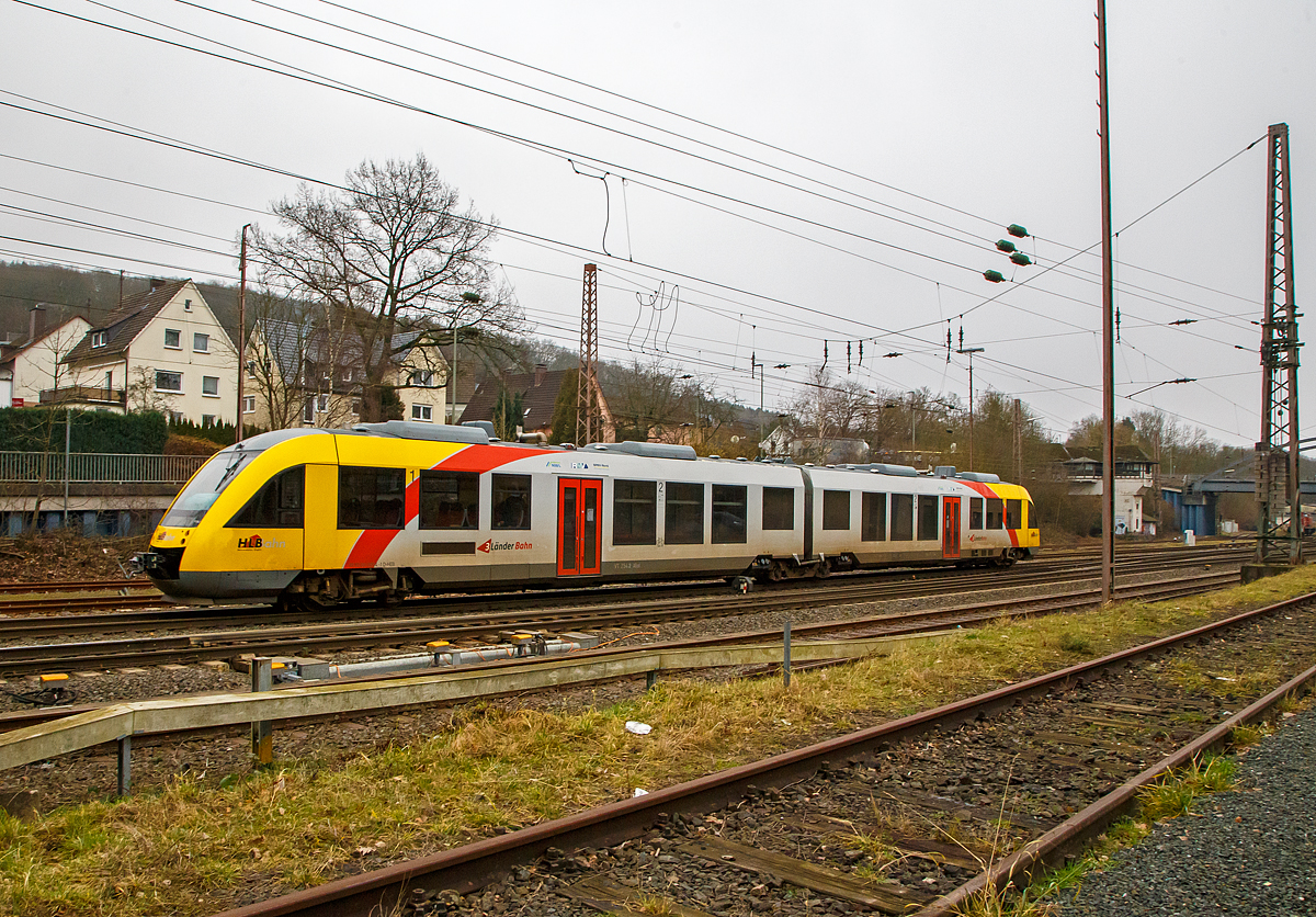 Der VT 254 (95 80 0648 154-2 D-HEB / 95 80 0648 654-1 D-HEB), ein Alstom Coradia LINT 41 der HLB (Hessische Landesbahn), fährt am 25.01.2022 als RB 93  Rothaarbahn  (Betzdorf - Siegen - Kreuztal - Bad Berleburg) und erreicht bald den Bahnhof Kreuztal.

Nochmals einen lieben Gruß an den freundlichen Tf zurück. Es freut mich immer sehr, wenn die Tf´s so freundlich sind.
