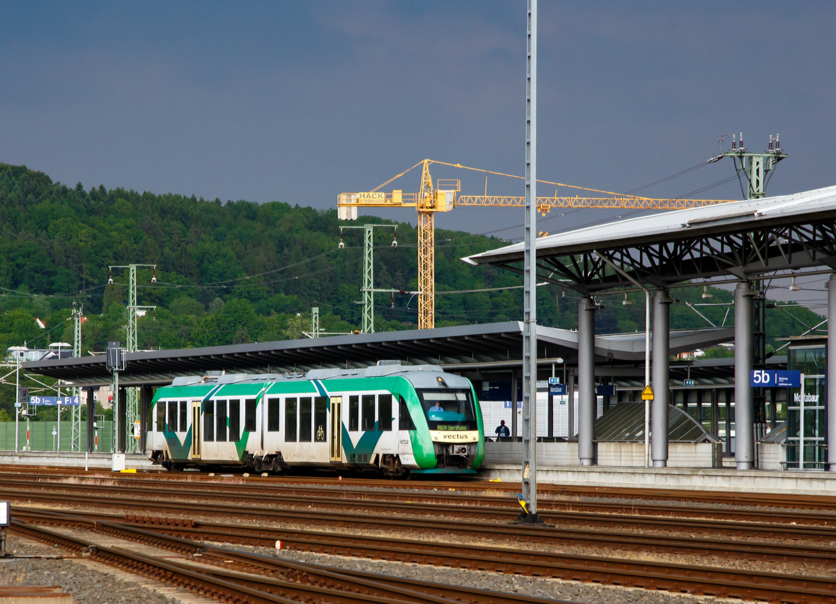 
Der VT 255 (95 80 0648 155-9 D-HEB / 95 80 0648 655-8 D-HEB) ein Alstom Coradia LINT 41 der HLB (Hessische Landesbahn), ex VT 255 der vectus (hier noch in der Farbgebung) , fährt am 24.05.2015, als RB 29  Unterwesterwald-Bahn  Limburg/Lahn - Montabaur - Siershahn, in den ICE-Bahnhof Montabaur ein.

Der Alstom Coradia LINT 41 wurde 2004 von Alstom (LHB) in Salzgitter unter der Fabriknummer 1188-005 für die vectus Verkehrsgesellschaft mbH gebaut, mit dem Fahrplanwechsel am 14.12.2014 wurden alle Fahrzeuge der vectus nun Eigentum der HLB
