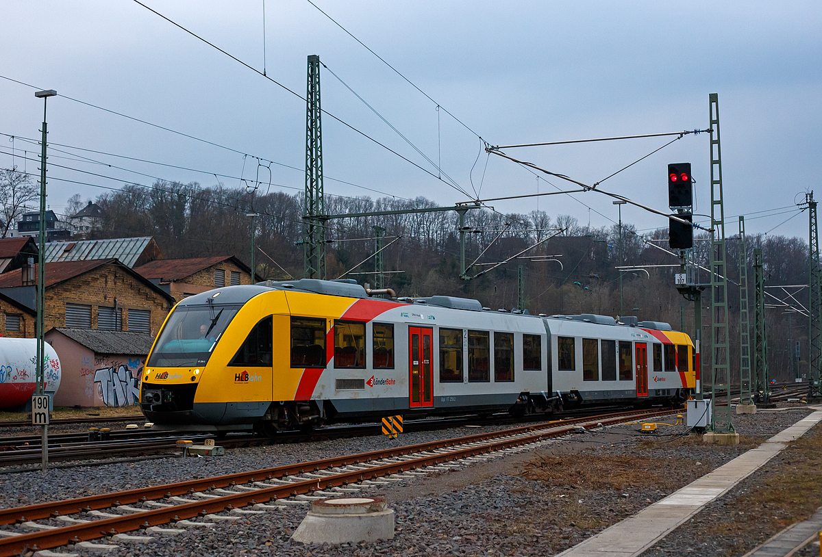 Der VT 259 (95 80 0648 159-1 D-HEB / 95 80 0648 659-0 D-HEB) ein Alstom Coradia LINT 41 der HLB (Hessische Landesbahn), fährt am 25.03.2021 in Betzdorf (Sieg) aus der Abstellgruppe in den Bahnhof. Im Bahnhof wird er dann als RB 93  Rothaarbahn  (Betzdorf - Siegen - Kreuztal - Bad Berleburg) bereitgestellt.

Nachmals einen lieben Gruß an den sehr netten Tf zurück.