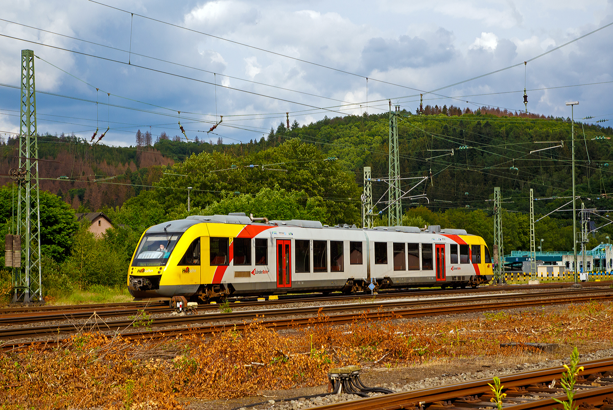 
Der VT 260 (95 80 0648 160-9 D-HEB / 95 80 0648 660-8 D-HEB), ein Alstom Coradia LINT 41 der HLB (Hessische Landesbahn), hat am 19.06.2020 als RB 93  Rothaarbahn  zuvor im Endbahnhof Betzdorf (Sieg) die letzten Fahrgäste abgesetzt und fährt nun in den Abstellbereich.