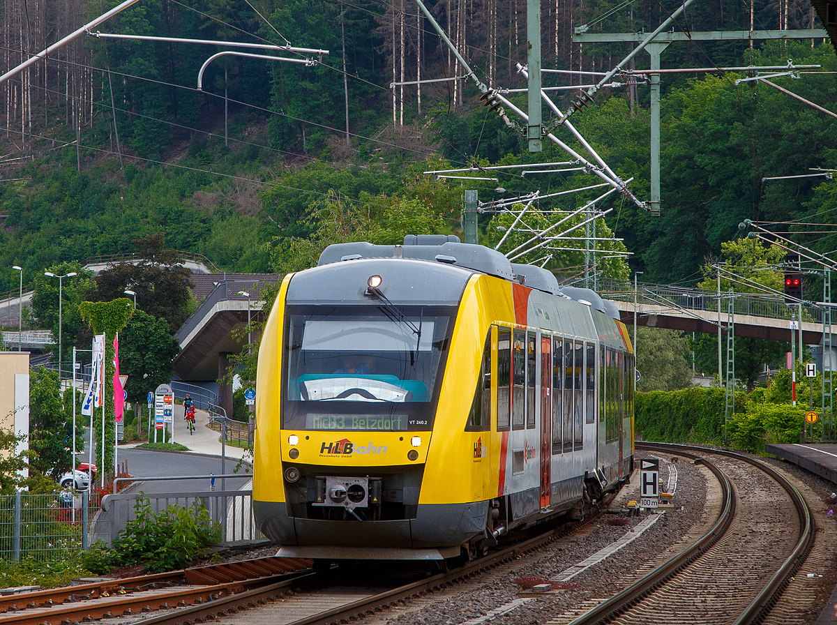 Der VT 260 (95 80 0648 160-9 D-HEB / 95 80 0648 660-8 D-HEB), ein Alstom Coradia LINT 41 der HLB (Hessische Landesbahn), erreicht am 04.06.2022, als RB 93 Rothaarbahn (Bad Berleburg - Kreuztal - Siegen Hbf - Betzdorf), seinen Ziel-Bahnhof Betzdorf (Sieg).

Einen lieben Gruß an den netten Triebfahrzeugführer zurück. Den Gruß hatte ich am Bahnsteig zu spät erkannt. 
