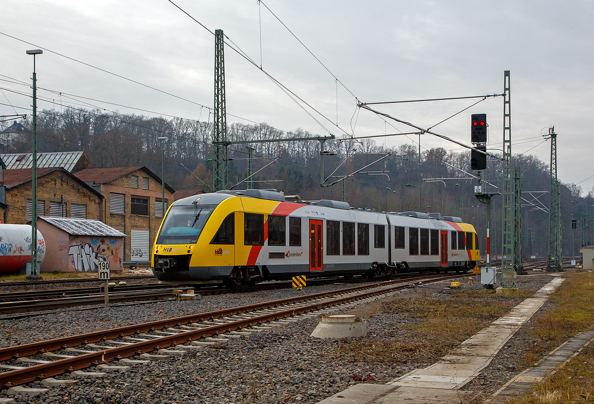 Der VT 261 (95 80 0648 161-7 D-HEB / 95 80 0648 661-6 D-HEB) ein Alstom Coradia LINT 41 der HLB (Hessische Landesbahn), f�hrt am 23.12.2021 in Betzdorf (Sieg) aus der Abstellgruppe in den Bahnhof und wird dort als RB 93  Rothaarbahn  nach Erndtebr�ck bereit gestellt. Wegen Bauma�nahmen k�nnen die Triebwagen nicht bis Bad Berleburg durchfahren, sondern enden in Erndtebr�ck.  
