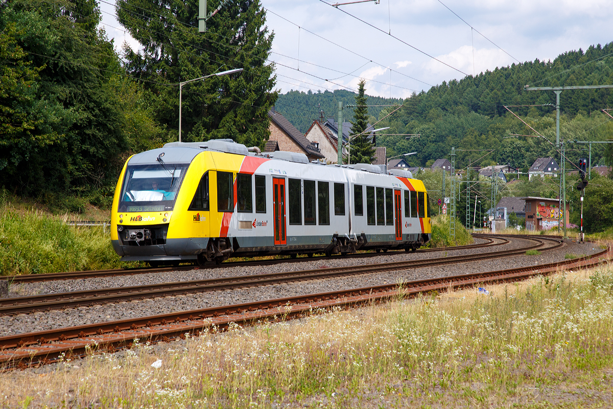 
Der VT 264 (95 80 0648 664-0 D-HEB / 95 80 0648 164-1 D-HEB) ein Alstom Coradia LINT 41 der HLB (Hessische Landesbahn), ex Vectus VT 264, erreicht am 08.07.2017, als RB 93  Rothaarbahn  (Bad Berleburg - Kreuztal -Siegen - Betzdorf), bald den Bahnhof Brachbach/Sieg.