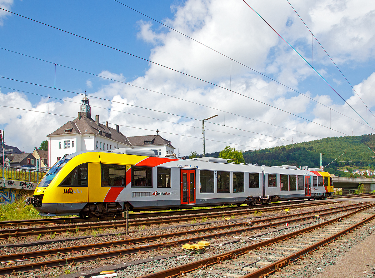 
Der VT 264 (95 80 0648 664-0 D-HEB / 95 80 0648 164-1 D-HEB) ein Alstom Coradia LINT 41 der HLB (Hessische Landesbahn), ex Vectus VT 264, erreicht am 02.06.2018 bald Hp Niederschelden (eigentlich Niederschelderhütte). Er fährt als RB 90  Westerwald-Sieg-Bahn  (Siegen - Betzdorf - Au - Altenkirchen - Westerburg) in Richtung Betzdorf. 

Hier passiert er gerade den Bahnübergang Charlottenhütte (Bü 343 km 112,183) und ist nun in Niederschelderhütte (Rheinland-Pfalz).  Kurz vor dem BÜ ist eine Brücke über die Sieg, sie ist hier Grenzfluss zwischen Niederschelden (Nordrhein-Westfalen) und Niederschelderhütte (Rheinland-Pfalz).  