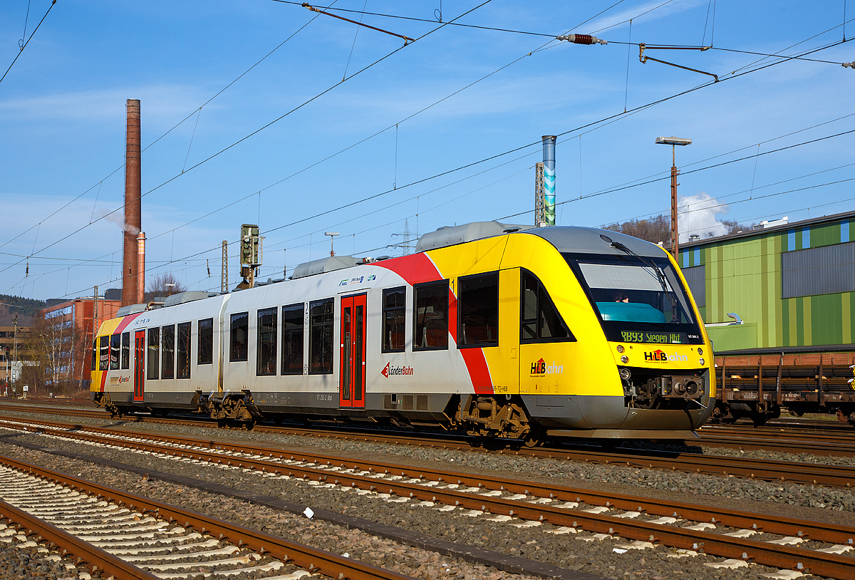 
Der VT 265 (95 80 0648 165-8 D-HEB /95 80 0648 665-7 D-HEB) der HLB Hessenbahn GmbH, ein Alstom Coradia LINT 41, fährt am 18.02.2018, als RB 93 Rothaarbahn (Bad Berleburg - Kreuztal - Siegen Hbf - Betzdorf), von Siegen-Geisweid weiter in Richtung Siegen.