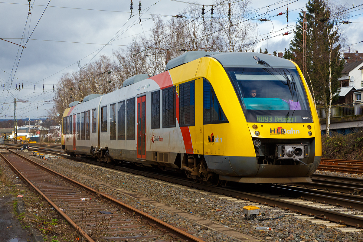 
Der VT 266 (95 80 0648 166-6 D-HEB / 95 80 0648 656-6 D-HEB) ein Alstom Coradia LINT 41 der HLB (Hessische Landesbahn), ex Vectus VT 266, fährt am 13.03.2020 als RB 93 Rothaarbahn (Bad Berleburg - Kreuztal - Siegen Hbf - Betzdorf) von Kreuztal weiter in Richtung Siegen.