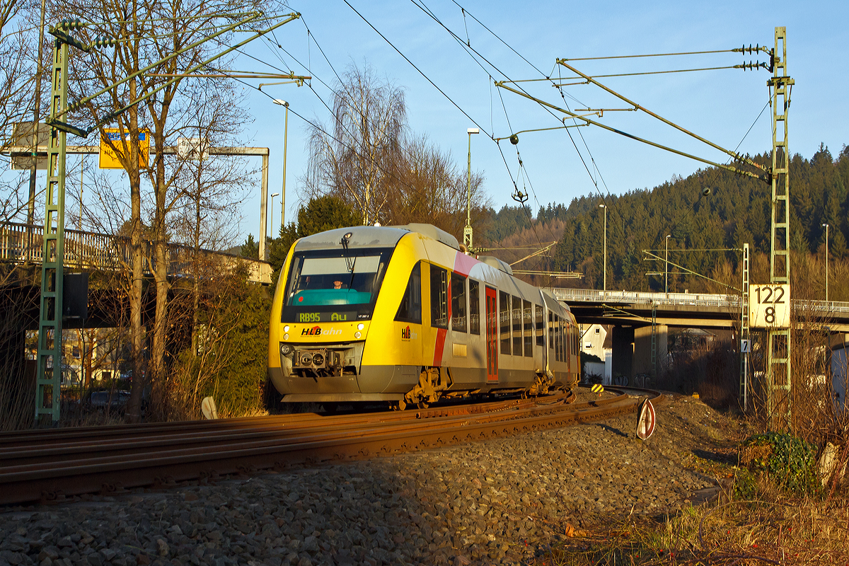 
Der VT 267 (  95 80 0648 167-4 D-VCT / 95 80 0648 667-3 D-VCT) ein Alstom Coradia LINT 41 der HLB Hessenbahn GmbH f�hrt am 01.01.2015 als RB 95  Sieg-Dill.Bahn   Siegen - Au/Sieg gleich in den Bahnhof Betzdorf/Sieg ein.

Der Alstom Coradia LINT 41 wurde 2004 von Alstom (LHB) in Salzgitter unter der Fabriknummer 1188-017 f�r die vectus Verkehrsgesellschaft mbH gebaut, mit dem Fahrplanwechsel am 14.12.2014 wurden alle Fahrzeuge der vectus nun zum Eigentum der HLB, die Hessische Landesbahn hatte 74,9% der Gesellschaftsanteile. Wie diesser tragen z.Z. die Dieseltriebz�ge noch die Bezeichnung und NVR-Nummer der vectus. 