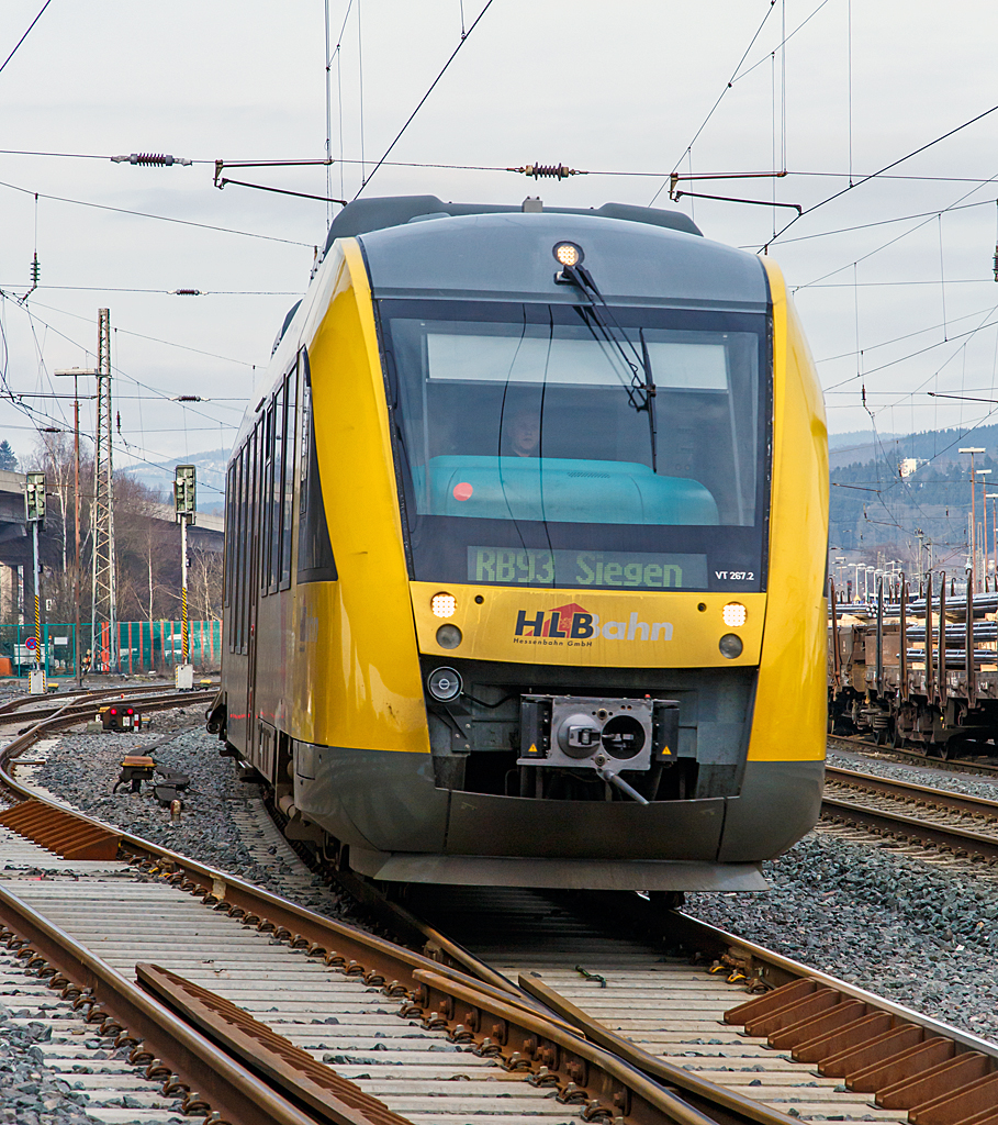 
Der VT 267 (95 80 0648 167-4 D-HEB / 95 80 0648 667-3 D-HEB) ein Alstom Coradia LINT 41 der HLB (Hessische Landesbahn), ex Vectus VT 267, am 14.02.2015 als RB 93 Rothaarbahn (Bad Berleburg - Kreuztal - Siegen Hbf) von Siegen-Geisweid (ehem. Hüttental-Geisweid) weiter in Richtung Siegen. 

Hinweis: Bei der Aufnahme stand ich an einem Zaun (sicherer Bereich).