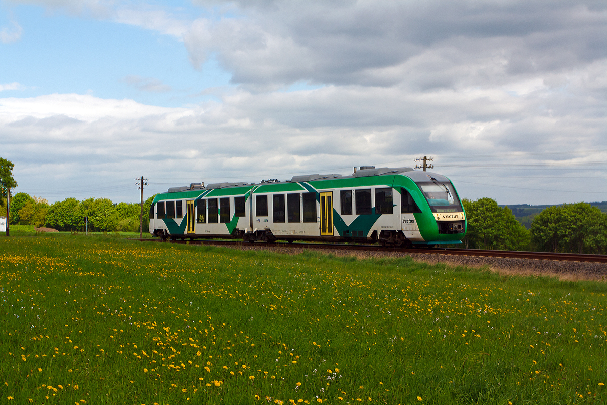 
Der VT 268 (95 80 0648 168-2 D-VCT  /95 80 0648 668-1 D-VCT) der vectus (ein Alstom Coradia LINT 41) fährt am 10.05.2013 über den Oberwesterwald (KBS 461), hier kurz vor Hachenburg.
Er fährt als RB 28 die Strecke Au/Sieg-Altenkirchen-Hachenburg-Westerburg-Limburg/Lahn..