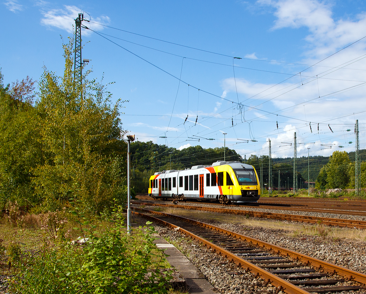 
Der VT 268 (95 80 0648 168-2 D-HEB /95 80 0648 668-1 D-HEB) ein Alstom Coradia LINT 41 der HLB Hessenbahn GmbH, ex VT 268 der vectus, erreicht gleich (am 18.09.2015), als RB 95 Au/Sieg - Betzdorf - Siegen, den Bahnhof Betzdorf/Sieg. 
