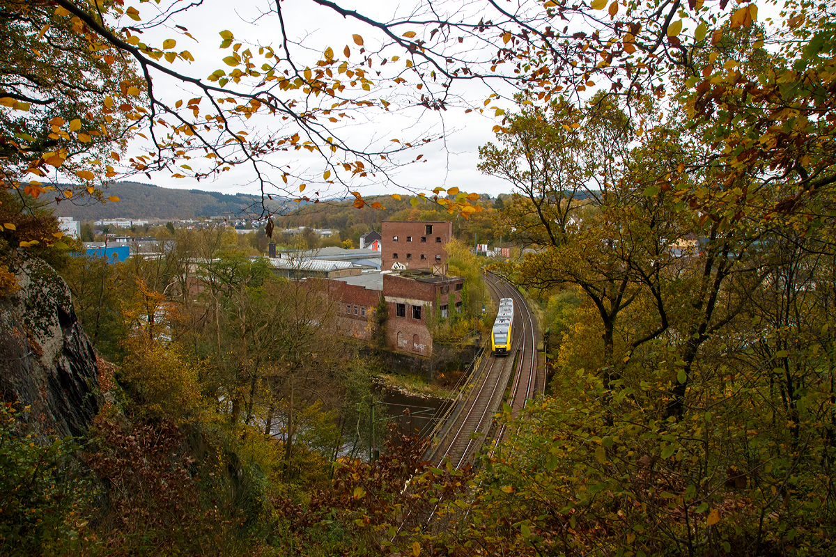 
Der VT 268 (95 80 0648 168-2 D-HEB /95 80 0648 668-1 D-HEB) ein Alstom Coradia LINT 41 der HLB Hessenbahn GmbH fährt am 31.10.2017, als RB 90 nach Westerburg, durch Scheuerfeld/Sieg. Hier überquert er gerade die Sieg bevor es in den 32 m langen Mühlburg-Tunnel geht (wird auch Mühleberg-Tunnel genannt). 