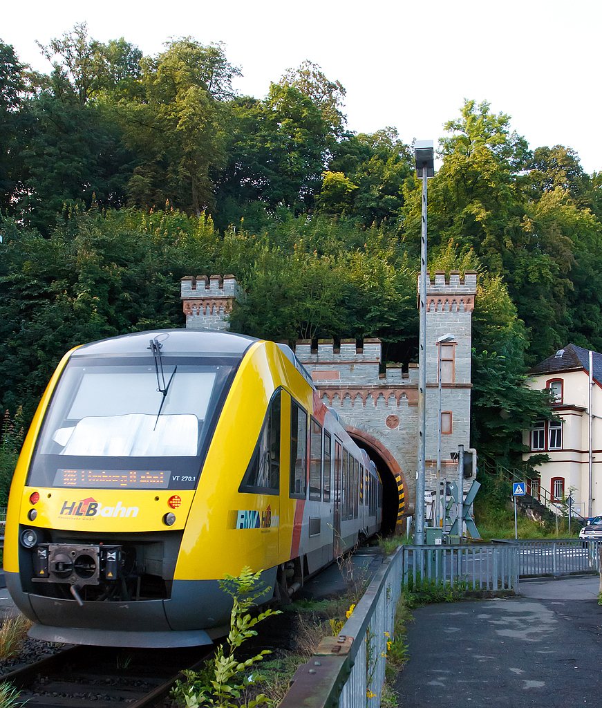 Der VT 270 (95 80 0648 010-6 D-HEB / 95 80 0648 510-5 D-HEB) ein LINT 41 der HLB (Hessische Landesbahn) hat den Bahnhof Weilburg velassen und fährt nun (am 11.08.2014) in den 302 m langen Weilburger Tunnel ein.

Er fährt als RB 25 / 35 die Verbindung Fulda - Gießen - Wetzlar - Limburg/Lahn.