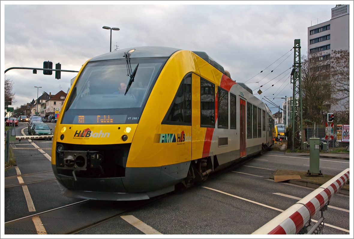 Der VT 288 ein Alstom Coradia LINT 41 der  der HLB (Hessischen Landesbahn) als RB 35  Vogelsbergbahn  (Umlauf HLB24825) f�hrt am 23.04.2013 von Gie�en in Richtung Fulda.

 Hier in Gie�en beginnt die 106 km lange Vogelsbergbahn (KBS 635) die in Fulda endet, dies hier ist der ersten von 109 Bahn�berg�ngen.
