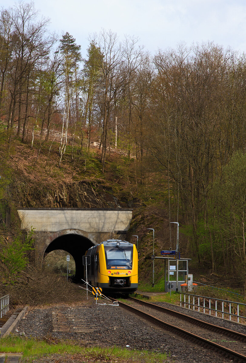 Der VT 501 (95 80 1648 101-1 D-HEB / 95 80 1648 601-0 D-HEB) der HLB (Hessische Landesbahn GmbH), ein Alstom Coradia LINT 41 der neuen Generation, hat am 27.04.2023, als RB 96  Hellertalbahn  Neunkirchen/Siegerland – Betzdorf den Hp Königstollen (Herdorf) erreicht. Zwischen hier und Betzdorf (Sieg) gibt es dann nur SEV.
