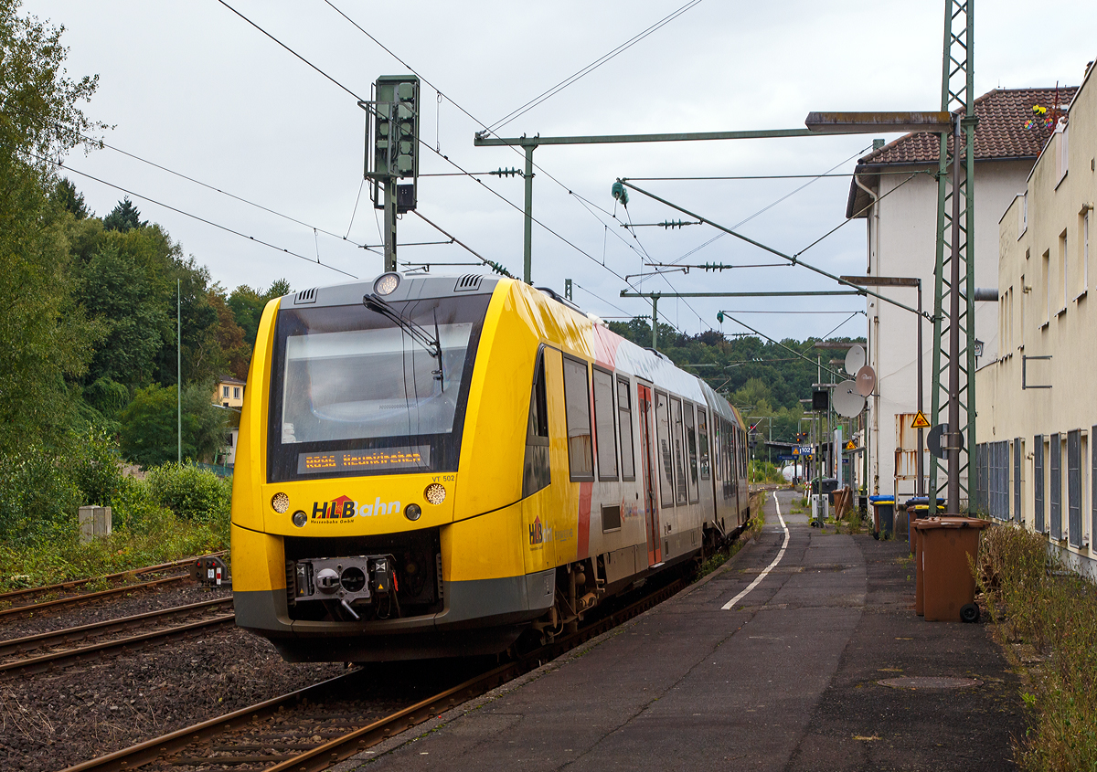 
Der VT 502 (95 80 1648 102-9 D-HEB / 95 80 1648 602-8 D-HEB) ein Alstom Coradia LINT 41 der HLB (Hessische Landesbahn GmbH) verlässt am 20.08.2017, als RB 96  Hellertalbahn  (Betzdorf-Herdorf-Neunkirchen), den Bahnhof Betzdorf/Sieg.