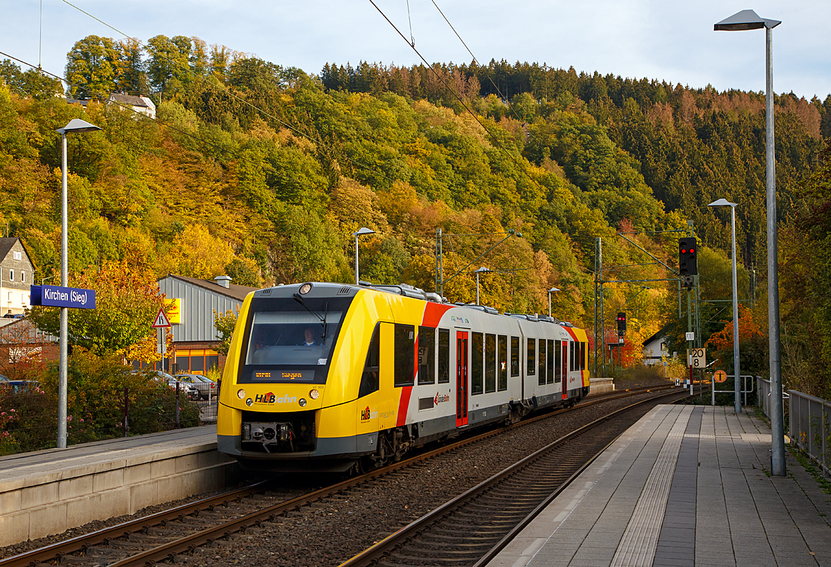 
Der VT 503 (95 80 1648 103-7 D-HEB / 95 80 1648 603-6 D-HEB), ein Alstom Coradia LINT 41 neue Generation, der HLB (Hessische Landesbahn GmbH) erreicht am 08.10.2018, als RB90  Westerwald-Sieg-Bahn  (Westerburg - Altenkirchen - Au/Sieg - Betzdorf - Siegen), den Bahnhof Kirchen (Sieg).