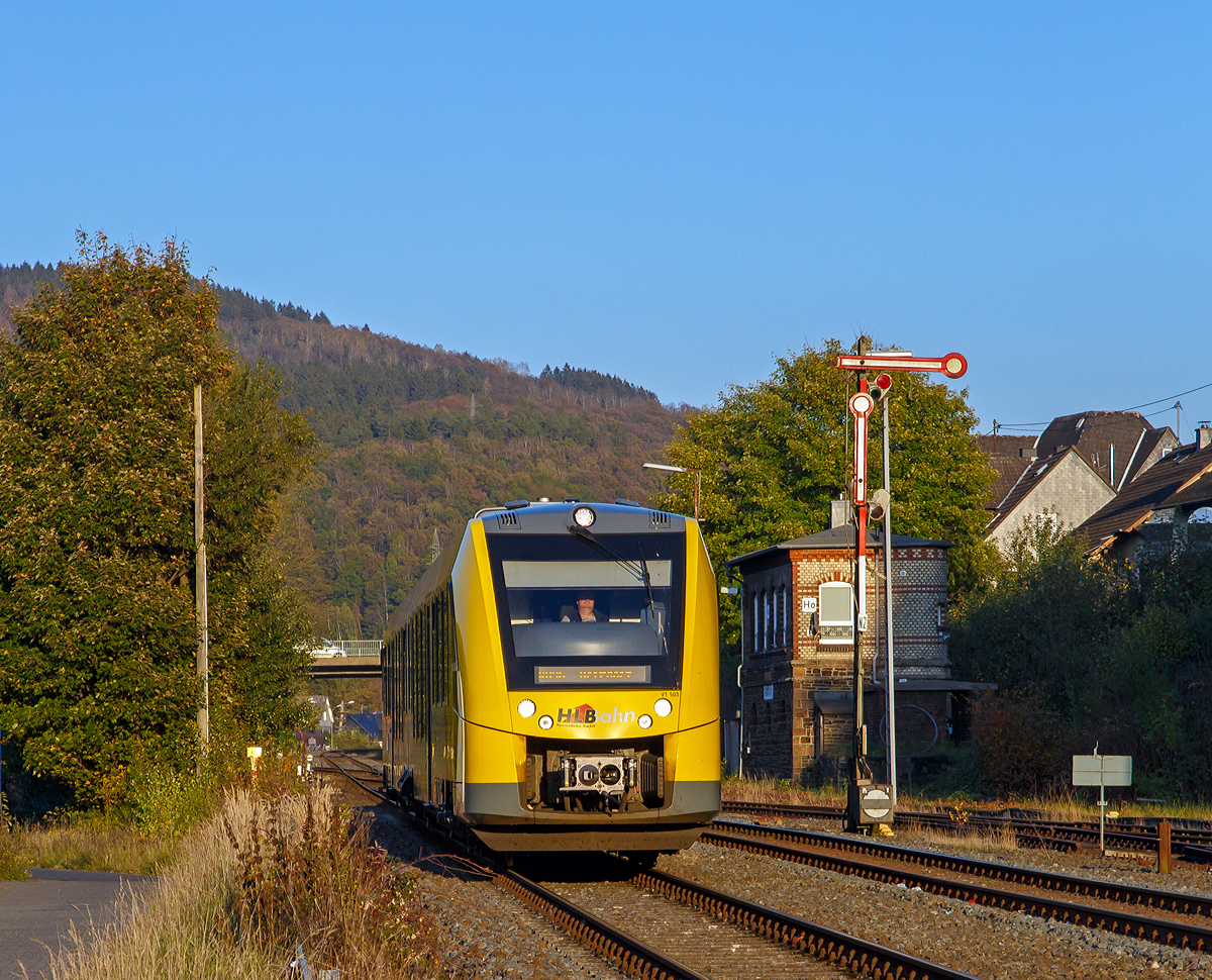 
Der VT 503 (95 80 1648 103-7 D-HEB / 95 80 1648 603-6 D-HEB) der HLB (Hessische Landesbahn GmbH), ein Alstom Coradia LINT 41 der neuen Generation, erreicht am 31.10.2019, als RB 96  Hellertalbahn  , den Bahnhof Herdorf. 