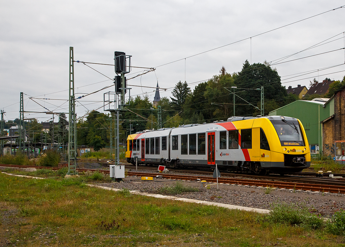 Der VT 503 (95 80 1648 103-7 D-HEB / 95 80 1648 603-6 D-HEB) der HLB (Hessische Landesbahn GmbH), ein Alstom Coradia LINT 41 der neuen Generation, fährt am 20.09.2021, als RB 90  Westerwald-Sieg-Bahn  (Betzdorf – Au (Sieg) - Altenkirchen), von Betzdorf (Sieg) los.

Nochmals einen lieben Gruß an den sehr netten Tf zurück, wobei wir uns immer grüßen wenn wir uns sehen.
