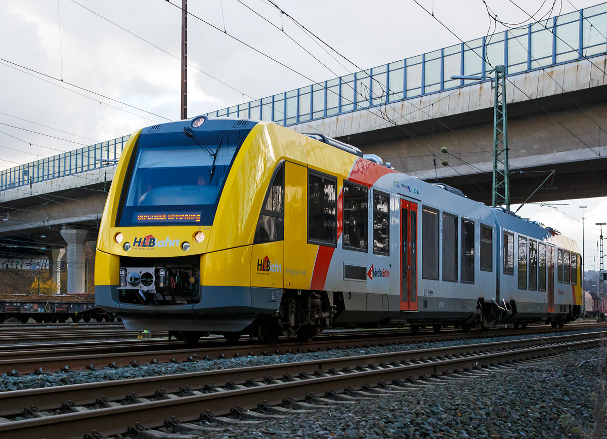 
Der VT 504 ein Alstom Coradia LINT 41 der neuen Generation / neue Kopfform (95 80 1648 104-5 D-HEB / 95 80 1648 604-4 D-HEB) der HLB (Hessische Landesbahn GmbH) fährt am 21.11.2015, als RB 93  Rothaarbahn  (Siegen - Kreuztal - Bad Berleburg), durch Kreuztal, nächter Halt ist der Bahnhof Kreuztal, hier passiert er gerade den Rangierbahnhof.

Der LINT 41 wurde im Juni 2015 von ALSTOM LHB (Salzgitter) unter der Fabriknummer D041418-004 gebaut und an die HLB für den Standort Siegen ausgeliefert. Abnahmetag war der 30.06.2015. 