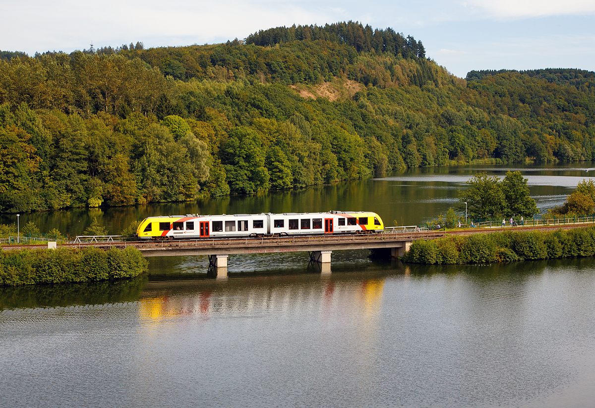 
Der VT 505 (95 80 1648 105-2 D-HEB / 95 80 1648 605-1 D-HEB) der HLB (Hessische Landesbahn GmbH), ein Alstom Coradia LINT 41 der neuen Generation, überquert am 11.09.2016, als RB 92  Biggesee-Express  (Finnentrop - Olpe), das letztemal die Bigge bevor er bald die Endstation Olpe erreicht.