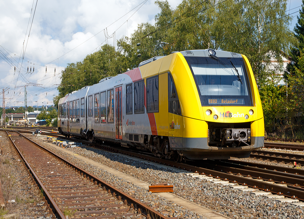 
Der VT 505 (95 80 1648 105-2 D-HEB / 95 80 1648 605-1 D-HEB) der HLB (Hessische Landesbahn GmbH), ein Alstom Coradia LINT 41 der neuen Generation fährt am 30.10.2016, als RB 93  Rothaarbahn  (Bad Berleburg - Kreuztal -Siegen - Betzdorf), von Kreuztal weiter in Richtung Siegen.  