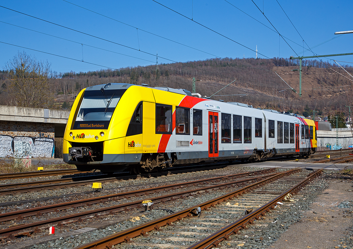 Der VT 505 (95 80 1648 105-2 D-HEB / 95 80 1648 605-1 D-HEB), ein Alstom Coradia LINT 41 der neuen Generation / neue Kopfform, der HLB (Hessische Landesbahn GmbH) fährt am 24.03.2021, RB 93  Rothaarbahn  (Betzdorf - Siegen - Kreuztal - Bad Berleburg), von Niederschelden weiter in Richtung Siegen, nächster Halt Niederschelden Nord. Hier passiert er gerade den Bü 343 (Km 112,183).