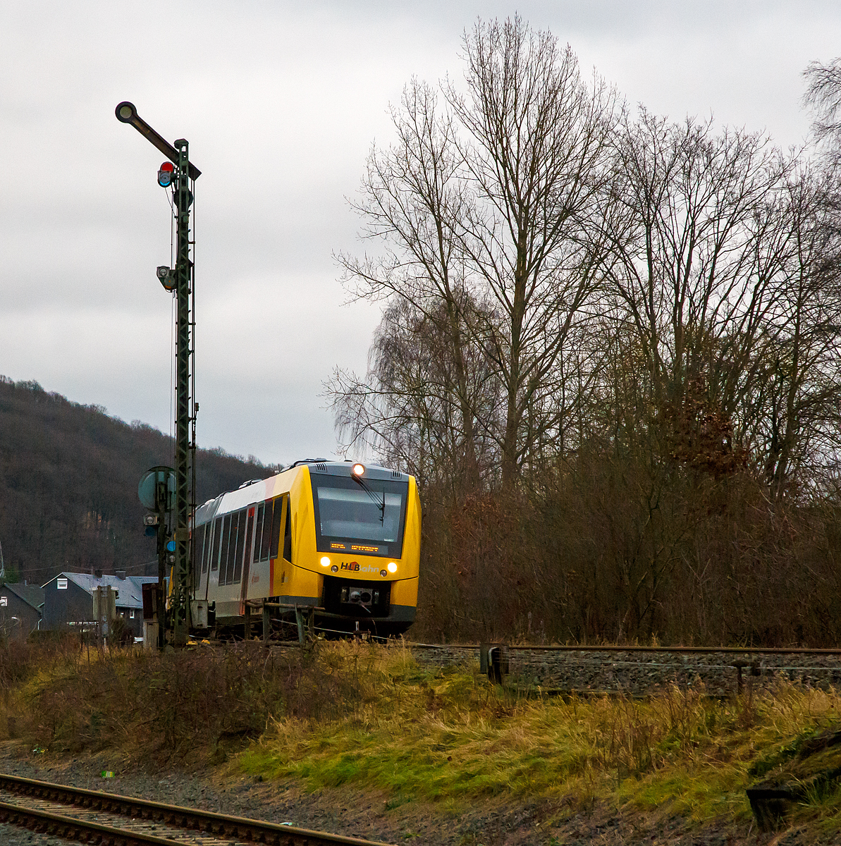 
Der VT 506 (95 80 1648 106-0 D-HEB / 95 80 1648 606-9 D-HEB) der HLB (Hessische Landesbahn GmbH) passiert am 24.12.2017 gerade das Einfahrtsignal Herdorf und erreicht bald den Bahnhof Herdorf.  Der Alstom Coradia LINT 41 der neuen Generationf�hrt als RB 96  Hellertalbahn  die Verbindung Neunkirchen (Siegerland) - Betzdorf (Sieg).