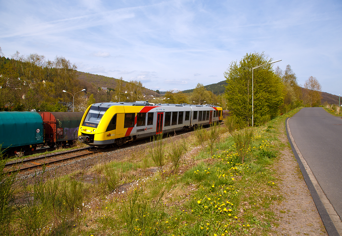 
Der VT 507 (95 80 1648 107-8 D-HEB / 95 80 1648 607-7 D-HEB) ein Alstom Coradia LINT 41 der neuen Generation / neue Kopfform der HLB (Hessische Landesbahn GmbH) f�hrt am 24.04.2017, als RB 96  Hellertalbahn  (Dillenburg - Haiger - Neunkirchen - Herdorf - Betzdorf), und erreicht bald den Bahnhof Herdorf. 