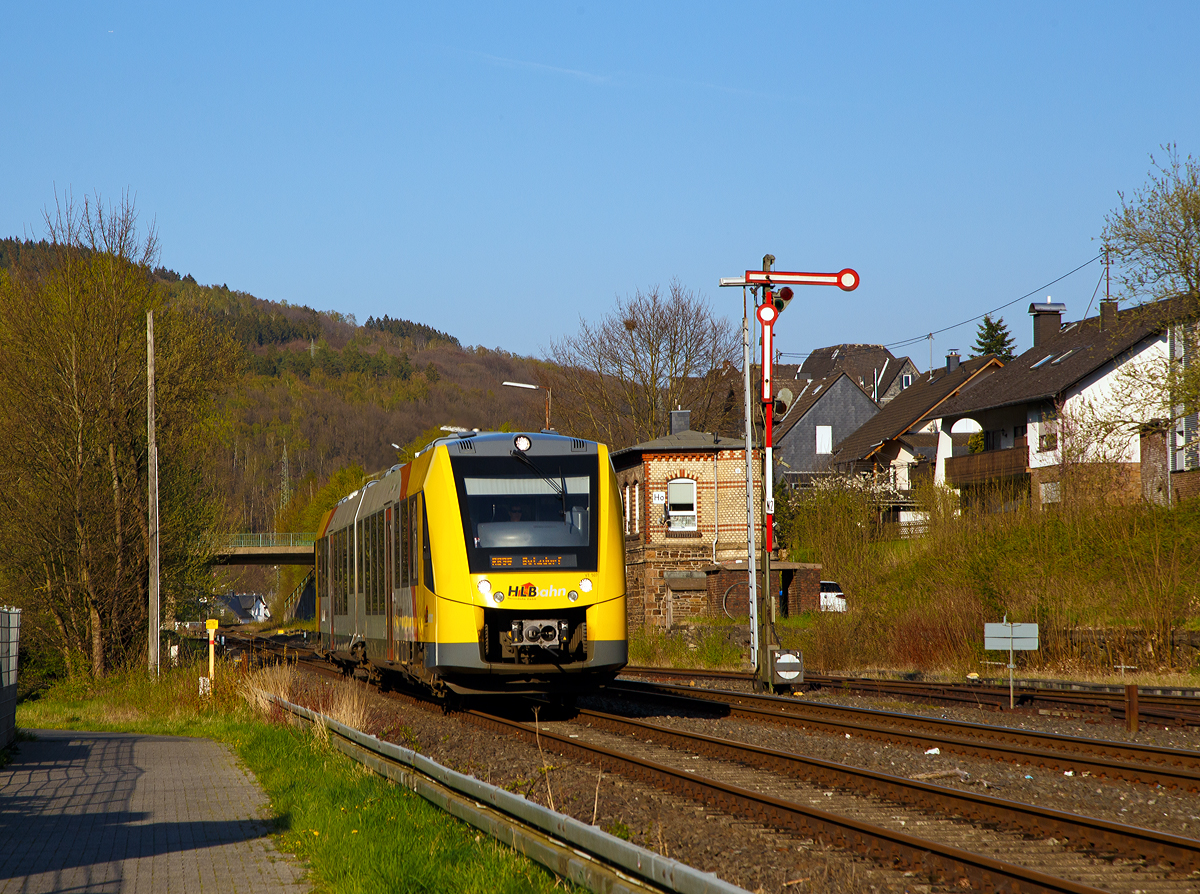 
Der VT 507 (95 80 1648 107-8 D-HEB / 95 80 1648 607-7 D-HEB) der HLB (Hessische Landesbahn GmbH), ein Alstom Coradia LINT 41 der neuen Generation, erreicht am 18.04.2019 als RB 96  Hellertalbahn  Herdorf.