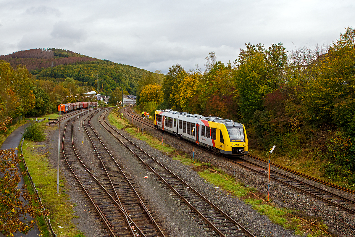 
Der VT 507 (95 80 1648 107-8 D-HEB / 95 80 1648 607-7 D-HEB) der HLB (Hessische Landesbahn GmbH), ein Alstom Coradia LINT 41 der neuen Generation, erreicht am 08.10.2020, als RB 96  Hellertalbahn  ( (Neunkirchen – Herdorf-Betzdorf), bald den Bahnhof Herdorf.

Es ist für die nächsten 4 Wochen eine der letzten Zugverbindungen auf der Strecke. Ab den 10.10 bis 03.11.2020 ist der Abschnitt zwischen Burbach und Betzdorf gesperrt. Wie man hier sieht ist die Baustelle schon eingerichtet, neue Schienen liegen neben dem Gleis und es wird z.Z. der Istzustand vermessen.