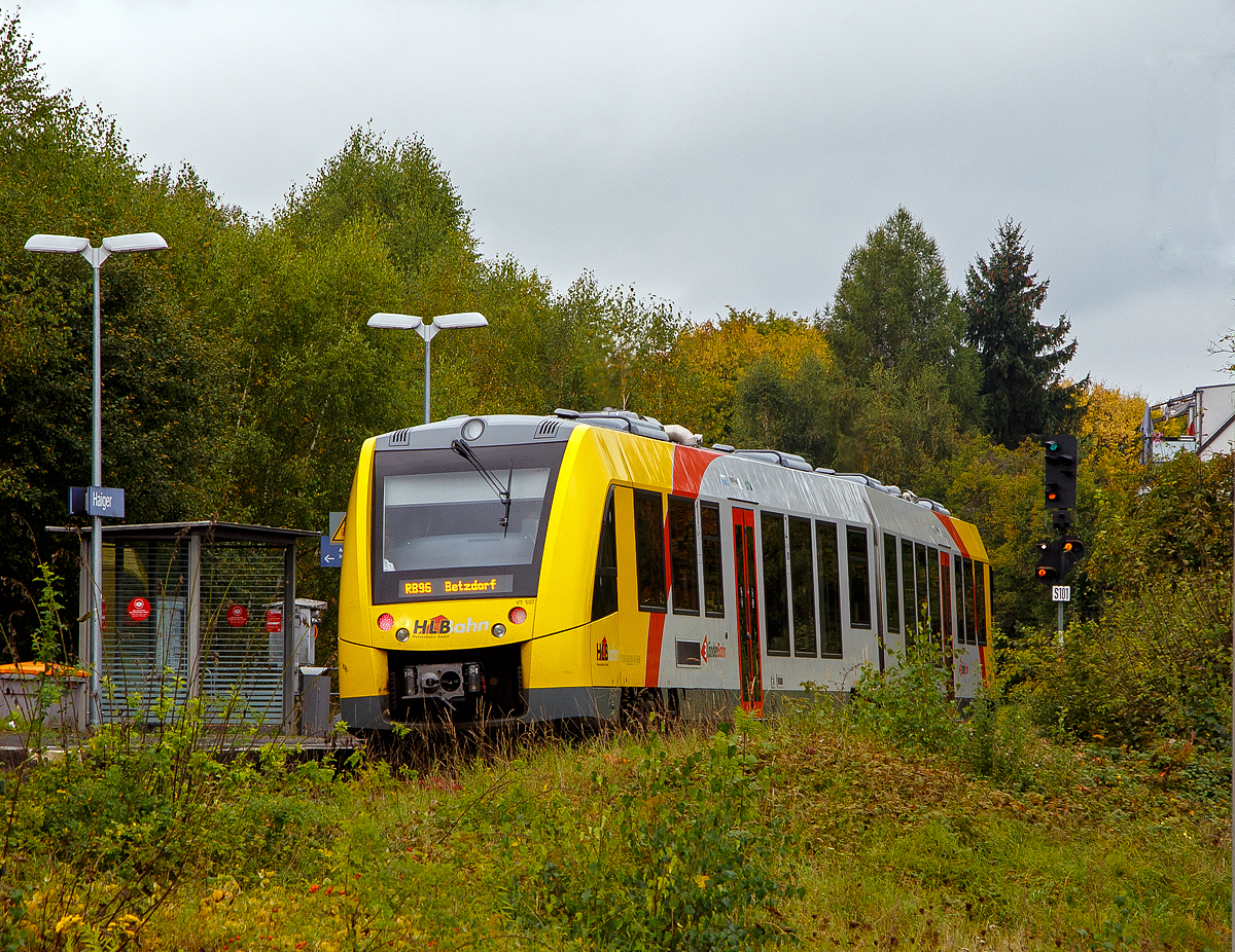 Der VT 507 (95 80 1648 107-8 D-HEB / 95 80 1648 607-7 D-HEB) der HLB (Hessische Landesbahn GmbH), ein Alstom Coradia LINT 41 der neuen Generation, hat am 28.09.2021 als RB 96  Hellertalbahn  (Dillenburg – Haiger - Neunkirchen - Herdorf - Betzdorf), den Bahnhof Haiger (Gleis 101) erreicht. 

Der Bahnsteig ist der letzte (aus dieser Richtung natürlich der erste) an der Hellertalbahn (KBS 462 / Bahnstrecke Betzdorf–Haiger). Der Bahnhof Haiger ist ein Keilbahnhof hier laufen die Dillstrecke und die Hellertalbahn zusammen.