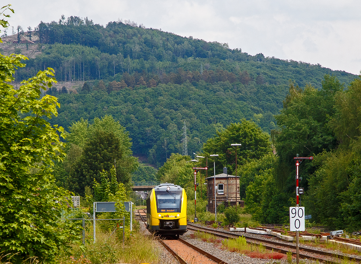 Der VT 507 (95 80 1648 107-8 D-HEB / 95 80 1648 607-7 D-HEB) der HLB (Hessische Landesbahn GmbH), ein Alstom Coradia LINT 41 der neuen Generation, erreicht am 04.06.2022 als RB 96  Hellertalbahn  Dillenburg – Haiger - Neunkirchen - Herdorf - Betzdorf (Umlauf 61778) den Bahnhof Herdorf. Rechts das Wärter-Stellwerk Herdorf Ost (Ho).