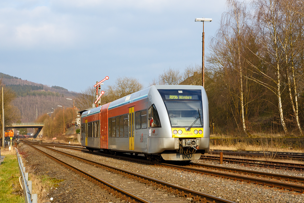 
Der VT 526 128 (95 80 0646 428-2 D-HEB / 95 80 0946 928-8 D-HEB / 95 80 0946 428-9 D-HEB) ein Stadler GTW 2/6 der HLB (Hessische Landesbahn GmbH), ex VT 128 der vectus, fährt am 10.03.2016 von Herdorf, als RB 96  Hellertalbahn  (Betzdorf - Herdorf - Neunkirchen - Haiger - Dillenburg), weiter in Richtung Dillenburg. 

Hinten links wartet die Lok 41 der Kreisbahn Siegen-Wittgenstein (KSW) mit ihrem Übergabegüterzug.