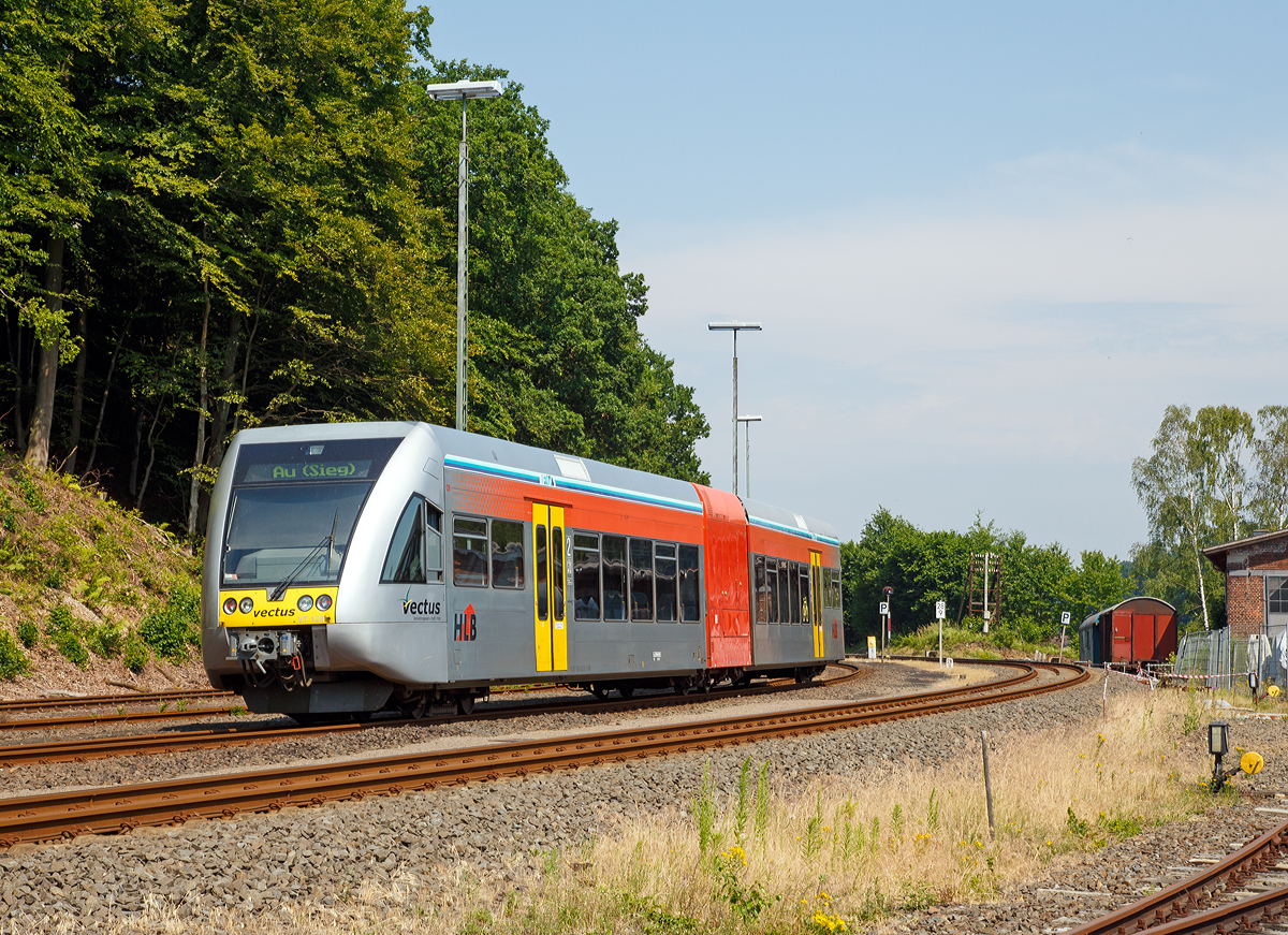 
Der VT 526 128 ein Stadler GTW 2/6 der HLB (Hessische Landesbahn GmbH), ex VT 128 der vectus, fährt am 05.07.2015 vom Bahnhof Westerburg, als RB 90   Oberwesterwaldbahn  die Verbindung Limburg(Lahn) - Westerburg - Hachenburg - Altenkirchen - Au (Sieg), weiter in Richtung Au.

Der Triebwagen mit den NVR-Nummern 95 80 0946 428-9D-HEB / 95 80 0646 428-2 D-HEB und 95 80 0946 928-8 D-HEB wurde 2001 bei DWA unter der Fabrik-Nummer 526/010 gebaut. 