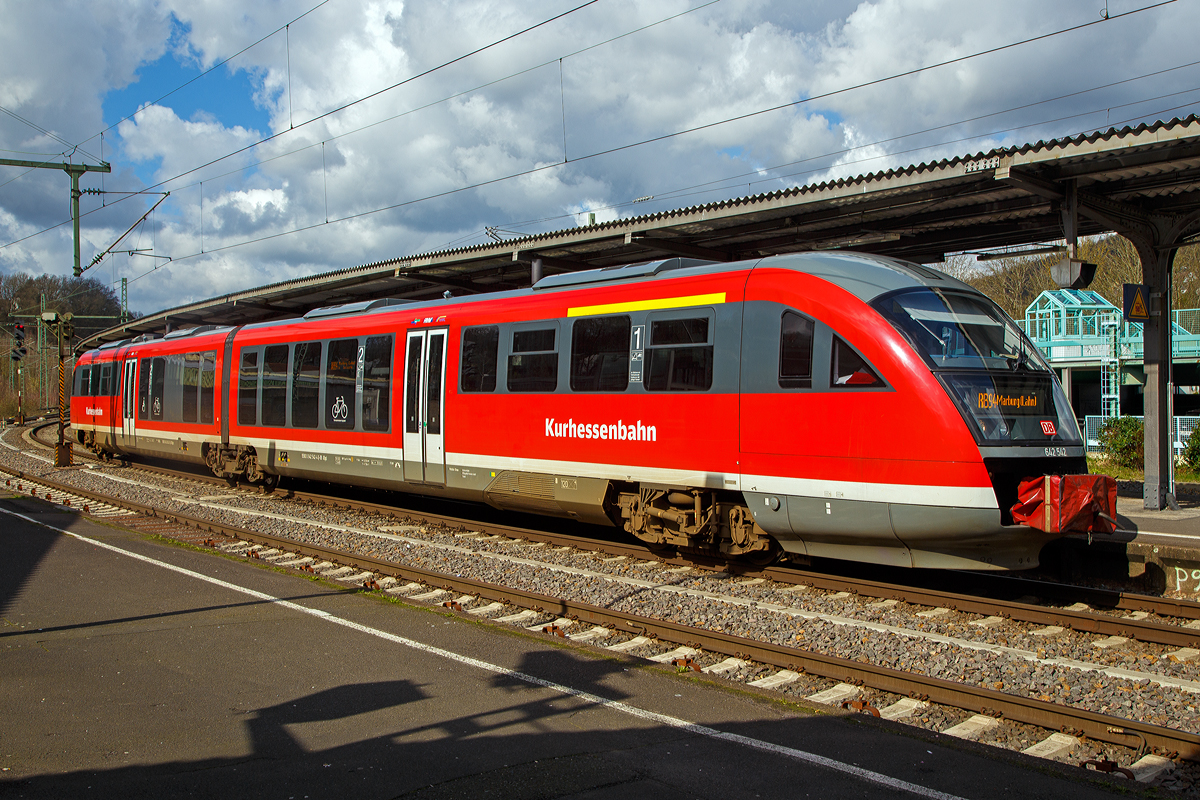 
Der VT 642 542 / 642 042 (95 80 0642 542-4 D-DB ABpd / 95 80 0642 042-5 D-DB Bpd), ein Siemens Desiro Classic der Kurhessenbahn, steht als RB 94 „Obere Lahntalbahn“ (Umlauf 23196/23169, Zuglauf Betzdorf - Siegen - Kreuztal - Erndtebrück - Bad Laasphe - Biedenkopf - Marburg a.d. Lahn), am 14.03.2020 im Bahnhof Betzdorf/Sie zur Abfahrt bereit.