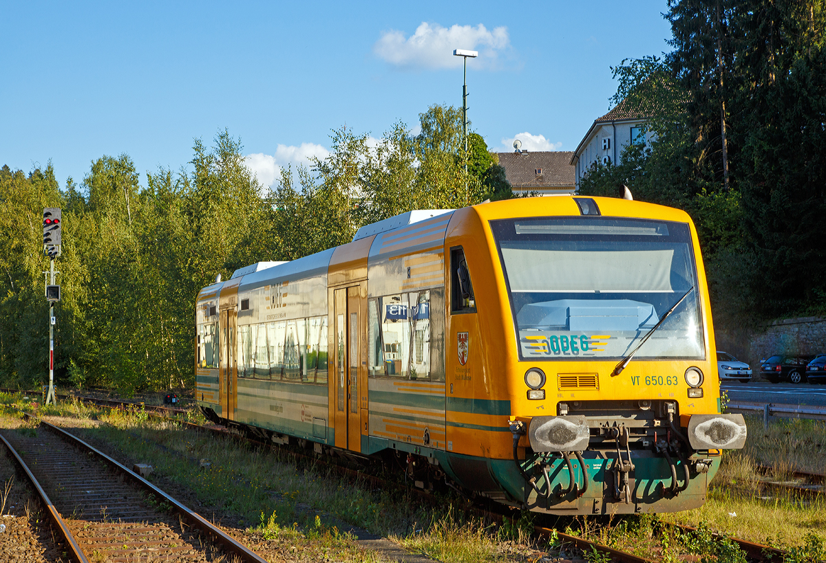 
Der VT 650.63  Erholungsort Stadt Müllrose   (95 80 0650 063-0 D-ODEG) der Ostdeutsche Eisenbahn GmbH (ODEG) ist am 10.09.2015 beim Bahnhof Betzdorf/Sieg abgestellt. Er ist von HLB Hessenbahn GmbH angemietet worden, die ab dem 14.12.2014 Betreiber der 3LänderBahn ist. Fünf dieser Stadler RegioShuttle RS (BR 650) wurden u.a. angemietet, diese sind Eigentum der BeNEX GmbH, Hamburg.

Der Stadler Regionaltriebwagen Regio-Shuttle RS1 wurde 2004 von Stadler Pankow GmbH in Berlin unter der Fabriknummer 37297 und an die Prignitzer Eisenbahn GmbH (PEG) geliefert, er ist Eigentum der BeNEX GmbH, Hamburg.

Für den Antrieb verfügt das Fahrzeug über 2 MAN 6-Zylinder-Viertakt-Dieselmotore mit Direkteinspritzung vom Typ D 2866 LUH 21 mit je 257 KW (350 PS) Leistung. Die Leistungsübertagung erfolgt hydromechanisch über 2 Voith-Diwabus Getriebe U 864, Die Höchstgeschwindigkeit beträgt 120 km/h. Die Motoren haben einen Hubraum von je 12 Liter.

Weitere Technische Daten:
Spurweite: 1.435 mm
Länge über Kupplung: 25.000 mm
Fahrzeugbreite: 2.900 mm
Fahrzeughöhe: 4.041 mm
Fussbodenhöhe: Niederflur 600 mm / Hochflur 1.000 mm
Einstiegsbreite: 1.300 mm
Sitzplätze: 70, davon 20 Klappsitze
Stehplätze (4 Pers./m²): max. 105
Dienstgewicht: 42.000 kg
Radsatzfolge: Bx‘ By‘
Drehzapfenabstand: 17.100 mm
Achsabstand im Drehgestell: 1.800 mm
Triebraddurchmesser: neu 770 mm / abgenutzt 710 mm
Höchstgeschwindigkeit: 120 km/h
Max. Beschleunigung: 1,2 m/s
