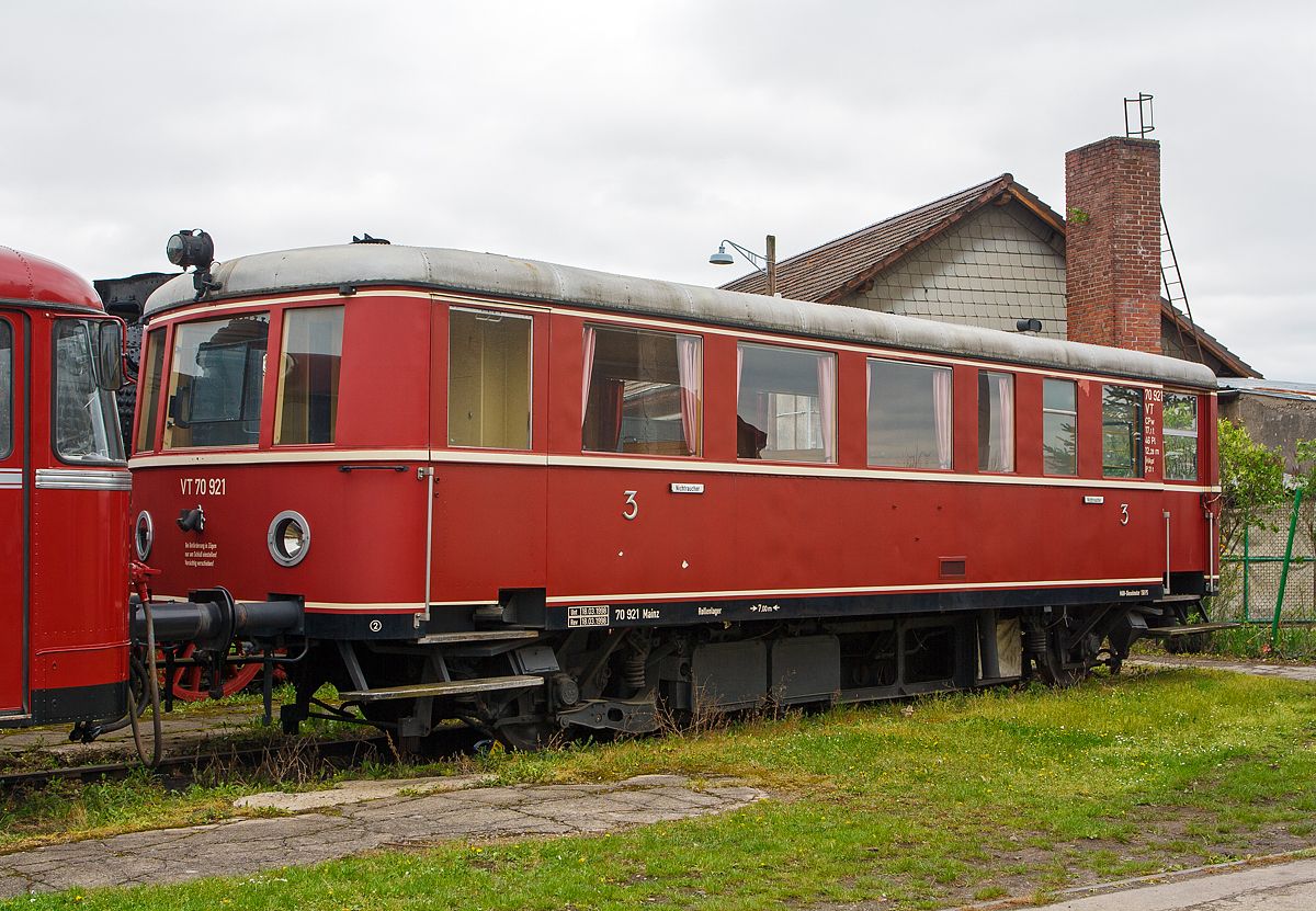 Der VT 70 921, RBG VT 08 ex LLK VT 3, ex DB VT 70 921 Mainz, ex DRG VT 135 071 ausgestellt am 28.04.2013 im Eisenbahnmuseum im ehemaligen Bahnbetriebswerk Darmstadt-Kranichstein.

Der Verbrennungstriebwagen wurde 1937 von der Waggon- und Maschinenfabrik Aktiengesellschaft vorm. Busch in Bautzen unter der Fabriknummer 5 gebaut.

Die Einheits-Nebenbahntriebwagen DR 135 061 ...132 sind eine in den 1930er Jahren entwickelte Leichttriebwagen-Baureihe der Deutschen Reichsbahn f�r den Personenverkehr auf Nebenbahnen. Die Entwicklung des Einheits-Nebenbahntriebwagens basierte auf einem Typenprogramm der Deutschen Reichsbahn von Mitte der 1930er Jahre. Mit diesem sollten alle zuvor beschafften zweiachsigen Triebwagen, Prototypen und Vorserien abgel�st werden. Der Triebwagen wurde von MAN entwickelt und in 64 Exemplaren von 1937 bis 1938 als 135 061–064, 067–076 und 083–132 geliefert. Der Antrieb war vollst�ndig in einem Tragrahmen angeordnet, der sich auf den Rads�tzen abst�tzte. Der Dieselmotor ragte in den Wagenkasten hinein und wurde mit einer aufklappbaren Sitzbank abgedeckt. �ber eine Gelenkwelle wurde das Radsatzwendegetriebe angetrieben. Die Triebwagen hatten ein vierstufiges Mylius-Getriebe. Der L�fter war seitlich unter dem Wagenkasten angeordnet.

Der Fahrgastraum hatte eine Toilette. Am motorseitigen F�hrerstand war der Einstiegsraum zu einem Gep�ckabteil vergr��ert, hier gab es Schiebet�ren. Am anderen Ende waren Klappt�ren vorhanden.

Der Einsatz dieser Einheits-Triebwagen in gr��erer St�ckzahl wurde durch den Zweiten Weltkrieg und die Umorientierung auf vierachsige Triebwagen verhindert. Von den Fahrzeugen gelangten 30 in den Bestand der Deutschen Bundesbahn (DB), wo sie ab 1949 als VT 70.9 gef�hrt wurden, sowie zehn in den Bestand der Deutschen Reichsbahn (DR) in der DDR, wovon acht wieder in Betrieb genommen wurden. Sie waren ab 1970 in die Baureihe 186.0 bis 186.2 eingeordnet. 

Die AG Lokalbahn Lam–K�tzting (LLK) erwarb 1939 ein gleichartiges Fahrzeug als VT 02. In den Jahren 1960 bzw. 1963 wurden insgesamt vier Triebwagen von der DB gebraucht erworben. Davon wurden zwei (u.a. dieser hier) in Betrieb genommen, w�hrend die anderen als Ersatzteilspender dienten.

TECHNISCHE DATEN  (urspr�nglich):
Hersteller: MAN, Busch, Rathgeber, MF Esslingen
Baujahre: 1937 bis 1938
Anzahl: 64 (+ 2 an Privatbahn)
Spurweite: 1.435 mm
Achsfolge: A 1 dm
Gattung: CPwvT
L�nge �ber Puffer:  12.280 mm
H�he:  3.530 mm
Breite:  3.150 mm
Achsabstand : 7.000 mm
Dienstgewicht:  17,1 t
H�chstgeschwindigkeit: 75 km/h
Installierte Leistung: 	110 kW (150 PS)
Treib- und Laufraddurchmesser: 	900 mm
Motorentyp:  MAN Dieselmotor
Leistungs�bertragung: 	mechanisch
Bremse: 	Trommelbremse
Sitzpl�tze: 	36 + 10 Klappsitze
Fu�bodenh�he: 	1.200 mm
Klassen: 3. Klasse 
