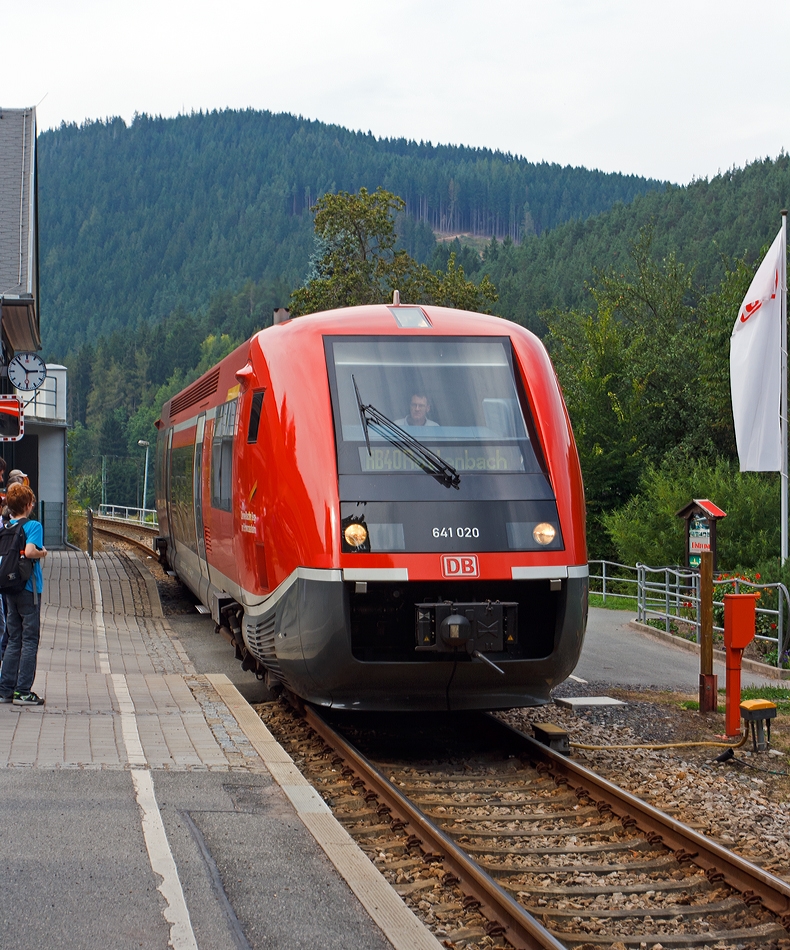
Der  Wal  641 020-2 der Oberwei�bacher Berg- und Schwarzatalbahn f�hrt am 24.08.2013 in den Bf Obstfelderschmiede, als RB 40  Schwarzatalbahn  (Katzh�tte - Obstfelderschmiede - Rottenbach). Die Strecke ist die KBS 562 - Schwarzatalbahn, eine eingleisige 25 Kilometer lange im Th�ringer Wald.

Diese einteiligen Dieseltriebwagen der BR 641 sind Alstom Coradia A TER Triebwagen. Ihre Entwicklung begann als Gemeinschaftsprojekt der Deutschen Bahn AG und der franz�sischen SNCF mit den Schienenfahrzeugherstellern De Dietrich Ferroviaire und Linke-Hofmann-Busch. Sie wurden arbeitsteilig von diesen heute als Alstom Transport Deutschland und Alstom DDF zum Alstom-Konzern geh�renden Unternehmen hergestellt. TER steht f�r Transport express r�gional.

Einteiliger Triebwagen f�r den Einsatz auf Nebenstrecken in l�ndlichen und d�nn besiedelten Gebieten. Bei dieser Baureihe handelt es sich um einen Leichttriebwagen mit unterflur angeordneter Antriebsanlage. Im Gegensatz zum VT 640 ist die Baureihe 641 mit zwei Antriebsanlagen ausgestattet und auf Grund der guten Motorisierung auch f�r steigungsreiche Strecken vorgesehen.

Der Wagenkasten setzt sich aus der Fahrgastzelle und zwei GFK-Vorbauten zusammen. Dabei fungieren die Vorbauten als „Knautschzone“, sie fangen im Kollisionsfall die Aufprallenergie weitgehend ab. Die zwei Schwenkschiebet�ren je Fahrzeugseite sind nicht doppel- sondern nur einfl�gelig ausgef�hrt. An einen der Einstiegr�ume schlie�t sich ein kleiner Mehrzweckraum an, in den eine behinderten-freundliche Sanit�rzelle integriert ist.

Von diesem Leichttriebwagen befindet sich 40 Fahrzeugen bei der DB AG, mehr als 340 Fahrzeugen (X-TER 73 500) bei der SNCF und 6 Fahrzeugen (S�rie 2100) bei der CFL im Einsatz.
Die spurtstarken Triebwagen mit unterflur angeordneten Antriebsanlagen fahren vor allem im Personenverkehr mit schwachem bis mittlerem Fahrgastaufkommen.

Wegen seinem charakteristischen Aussehen, haben die Triebwagen in Deutschland den Spitznamen „Wal“ und in Frankreich (wo sie meist eine blaue Farbgebung haben) den Spitznamen Baleine bleue (Blauwal) bekommen.

Technische Daten:
Achsfolge: (1A)’(A1)’
Spurweite: 1.435 mm (Normalspur)
Drehgestellabstand: 17.500 mm
Gr��te L�nge �ber Kupplung: 28.888 mm
Gr��te Breite: 3.044 mm
Gr��te H�he: 3.818 mm
H�chstgeschwindigkeit: 120 km/h 
(Die SNCF X 73500 sind in Frankreich f�r 140 km/h zugelassen)
Eigengewicht: 55 t
Sitzpl�tze: 1.Klasse 8; 2.Klasse 55; Klappsitze 17

Motoren:
Anzahl: 2
Art: 6-Zylinder- Viertakt-Common-Rail-Diesel-Motoren (mit Direkteinspritzung)
Typ: MAN D 2866 LUH 21
Leistung: 2 x 257 kW = 514 kW (699 PS)
Anordnung: unterflur, jeweils unter dem F�hrerstand

Getriebe:
Voith-Turbogetriebe, hydraulisch, 2-Gang, Wandler/Kupplung T 211 rze spez. mit Retarder KB 190
Voith-Radsatzgetriebe: mech. SK-445

Scharfenberg Kupplung: Typ 10

Quellen: Oberwei�bacher Berg- und Schwarzatalbahn; Voith

