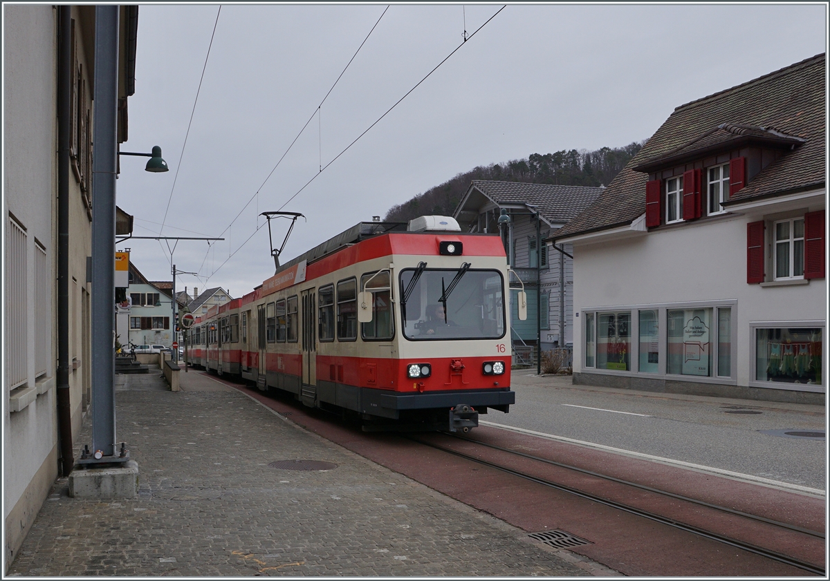 Der WB BDe 4/4 16 auf der Fahrt nach Waldenburg in Oberdorf.

21. März 2021