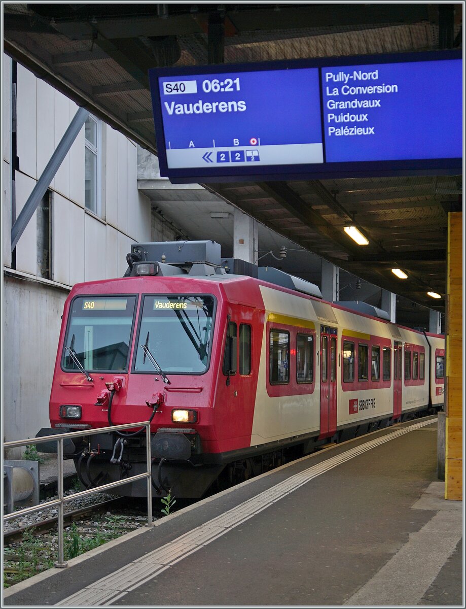 Der weiterhin in TRAVYS - Farben gehaltene SBB Domino wartet in Lausanne als S 40 auf die Abfahrt nach Vauderens. Die eher unbekannte Endstation des Zugs ist Baustellenbedingt und von dort geht es im SEV weiter. 

8. Juni 2025