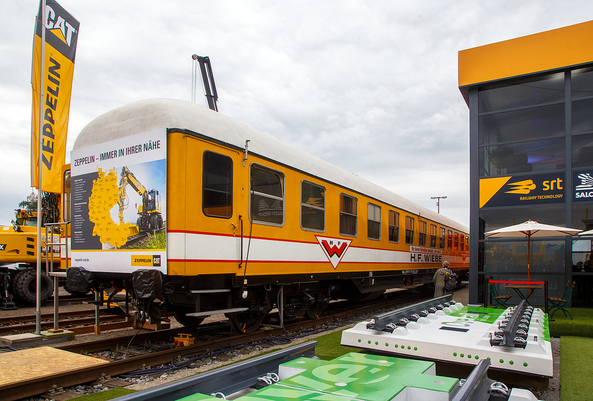 Der WGm 75 80 89-23 001-8 D-HFW der H.F.Wiebe am 31.05.2022 auf der iaf 2022 in Münster.
	  	 
Der Wagen wurde 1955 von DWM - Deutsche Waggon- und Maschinenfabriken GmbH in Berlin unter der Fabriknummer  0451301 für die USTC (US Army Transportation Corps) als DB 917 645 [P], der Gattung Bc4üm, gebaut. Später führ er als DB 51 80 05-40 645-0 [P] (Bcüm 028) für die USTC, 1997 wurde er an die H.F. Wiebe verkauft, zum Wohnwagen (mit Schlafabteilen, Besprechungsraum und Küche) zur RM 630 umgebaut und bekam die neue Nummer 60 80 092 3 001-2 Bcm. Vermutlich 2005 wurde er zum WGm 75 80 89-23 001-8 D-HFW umgebaut und ist nun wie hier oft auf Messen anzutreffen.
