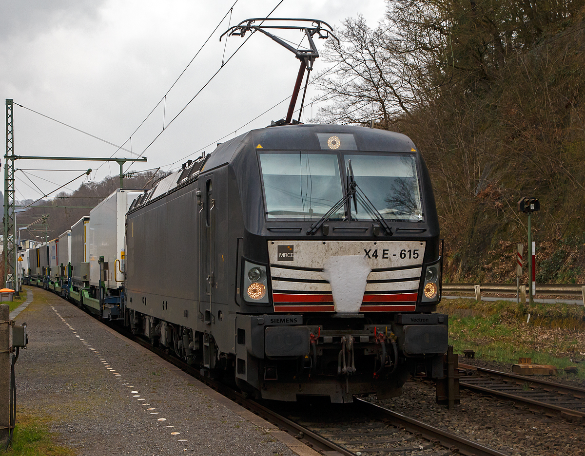 Der Winter kehrt zur�ck, was man an der Lokfront erkennen kann....
Die an die boxXpress.de GmbH (Hamburg) vermietete Siemens Vectron AC - X4 E - 615 bzw. 193 615-2 (91 80 6193 615-2 D-DISPO) der MRCE Dispolok GmbH (M�nchen) f�hrt am 01.04.2022, mit dem HELROM Trailer Zug Wien – D�sseldorf, einem KLV-Zug, durch Scheuerfeld (Sieg) in Richtung K�ln. Nochmals einen lieben Gru� an den netten Lokf�hrer zur�ck.

Die Siemens Vectron AC wurde 2015 von Siemens Mobility GmbH in M�nchen-Allach unter der Fabriknummer 22011 gebaut und an die MRCE - Mitsui Rail Capital Europe GmbH (M�nchen) als X4 E – 615 geliefert. Diese Vectron Lokomotive ist als AC – Lokomotive (Wechselstrom-Variante) mit 6.400 kW konzipiert und zugelassen f�r Deutschland und �sterreich, sie hat eine H�chstgeschwindigkeit von 160 km/h.