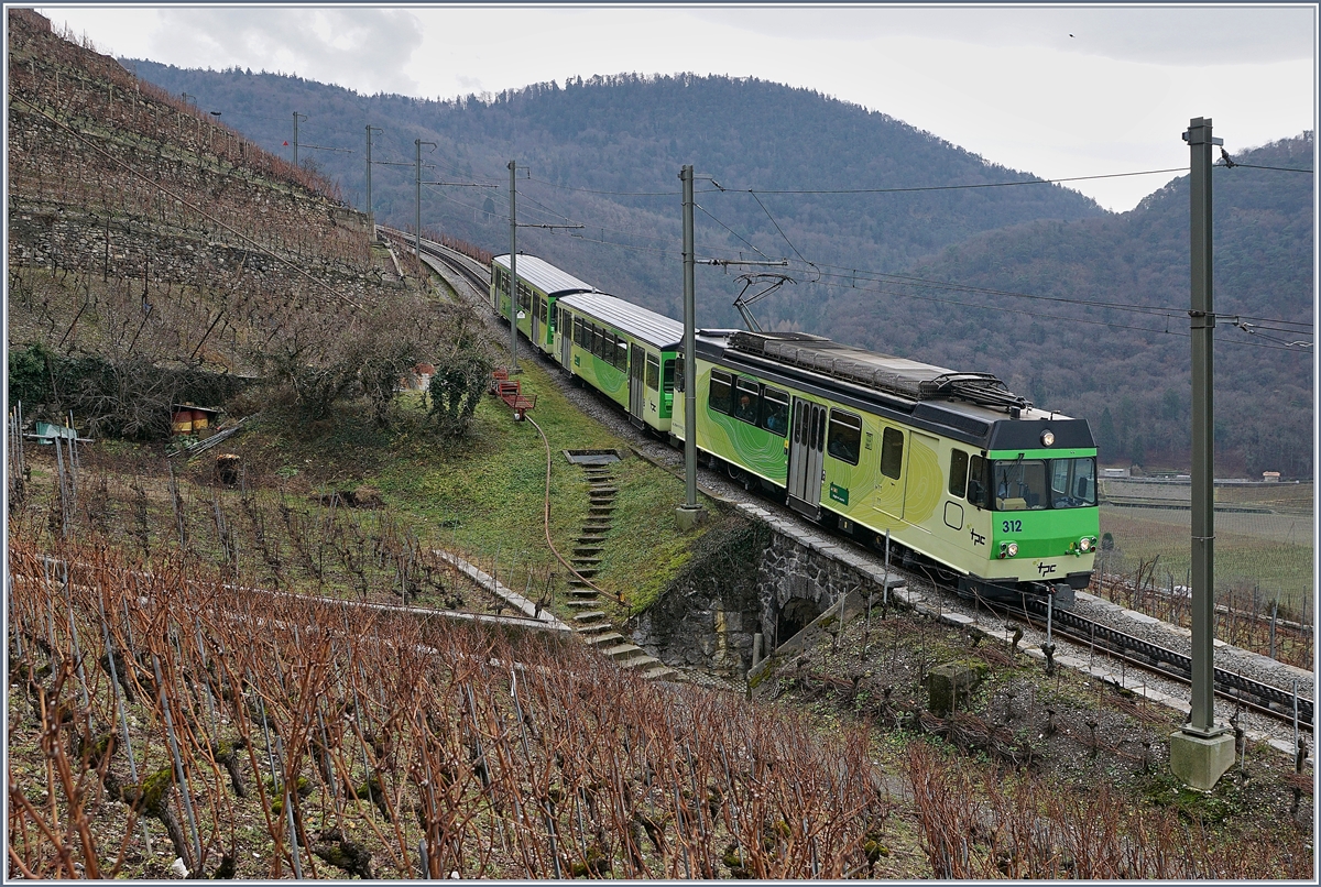 Der wintersportbedingt drei statt zweiteileige AL Regioanlzug 344 bestehend aus dem AL BDeh 4/4 312 und den beiden Bt 362 und 361 wird in wenigen Minuten Aigle D�p�t AL erreichen. 
7. Jan. 2018