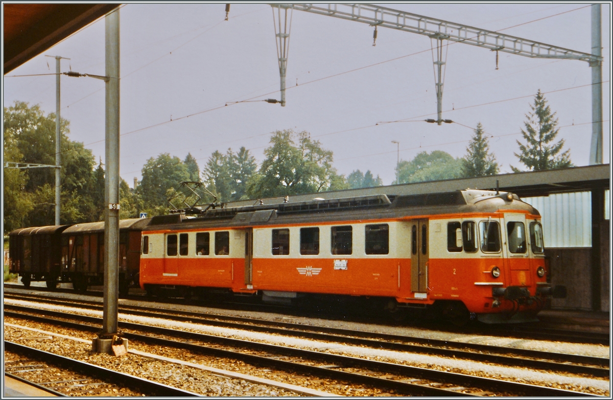 Der WM BDe 4/4 2 wartet mit einem DB Gs und einem SBB Gms als Regionalzug 4928 am 25. Juli 1984 auf die Abfahrt nach Fahrwangen Meisterschwanden.

Die 8.23 lange Wohlen - Meisterschwanden Bahn wurde am 17. Dez. 1916 eröffnet und mit 1000 -1200 Volt Gleichstrom betrieben. Eine Umstellung auf Wechselstrom am 18. März 1966 brachte der nicht gerade florierenden Bahn auch nicht den erhofften Aufschwung, so dass sie schliesslich am 31. März 1997 eingestellt wurde.
Hier noch ein Link zu einem weiterne, heute noch aktiven Fahrzeug der WM: 
http://igschieneschweiz.startbilder.de/bild/schweiz~bahnhoefe~lausanne/355086/der-bde-24-der-stillgelegten-wohlen.html