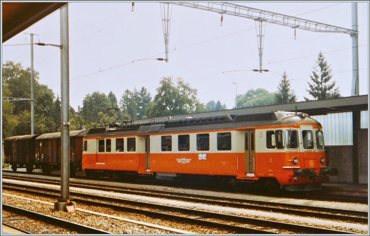 Der WM BDe 4/4 N° 2 wartet mit einem DB Gs und einem SBB Gms als Regionalzug 4928 am 25. Juli 1984 auf die Abfahrt nach Fahrwangen Meisterschwanden. Die 8.23 lange Wohlen - Meisterschwanden Bahn wurde am 17. Dez. 1916 eröffnet und mit 1000 -1200 Volt Gleichstrom betrieben. Eine Umstellung auf Wechselstrom am 18. März 1966 brachte der nicht gerade florierenden Bahn auch nicht den erhofften Aufschwung, so dass sie schliesslich am 31. März 1997 eingestellt wurde.
(Fotografiertes Analog-Bild) 