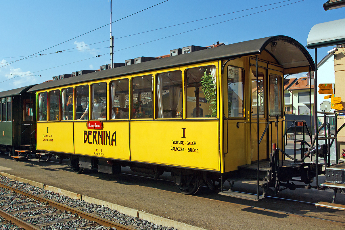 
Der wunderschöne 2-achsige  BERNINA  Salonwagen As 2 der Museumsbahn Blonay-Chamby, am 27.05.2012 im Bahnhof Blonay. Auch wenn der Wagen im Bernina-Anstrich gut aussieht, so ist es kein originales Bernina-Fahrzeug, war aber von 1948 bis in die 60er-Jahre auf der Berninastrecke im Einsatz. 

Der Wagen wurde 1903 von der Schweizerische Industriegesellschaft Neuhausen (SIG) für die RhB gebaut und als As 2 (mit neun großen Fenstern) in Betrieb genommen. 1948 erfolgte ein Umbau und Umzeichnung in BC 2101 und mit den neun großen Fenstern eignete er sich gut als Panoramawagen auf der Berninabahn. Ab 1956 dann B 2191, 1964 B² 2194, nach der Ausrangierung 1969 wurde er dann 1972 an die Museumsbahn Blonay-Chamby verkauft, wo er auch lange ein Kiosk war. Der Umbau in den heutigen Salonwagen As 2 erfolgte dann 1999.

TECHNISCHE DATEN:
Baujahr: 1903
Hersteller: SIG
Spurweite: 1.000 mm
Anzahl der Achsen: 2
Länge über Kupplung: 10.440 mm
Achsabstand: 5.000 mm
Laufraddurchmesser: 750 mm (neu)
Sitzplätze: 26
Eigengewicht: 9 t
zulässige Geschwindigkeit: 40 km/h
