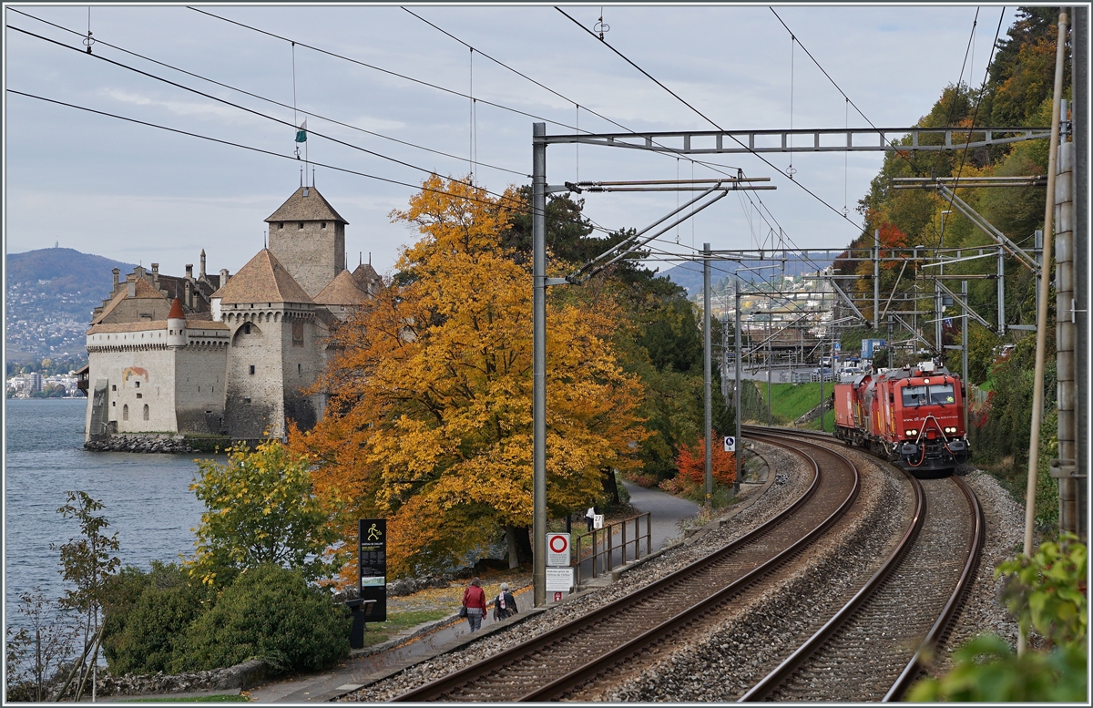 Der XTmas 99 85 9177 004-0 ist beim Ch�teau de Chillon auf der Fahrt in Richtung Villeneuve.

21. Oktober 2020